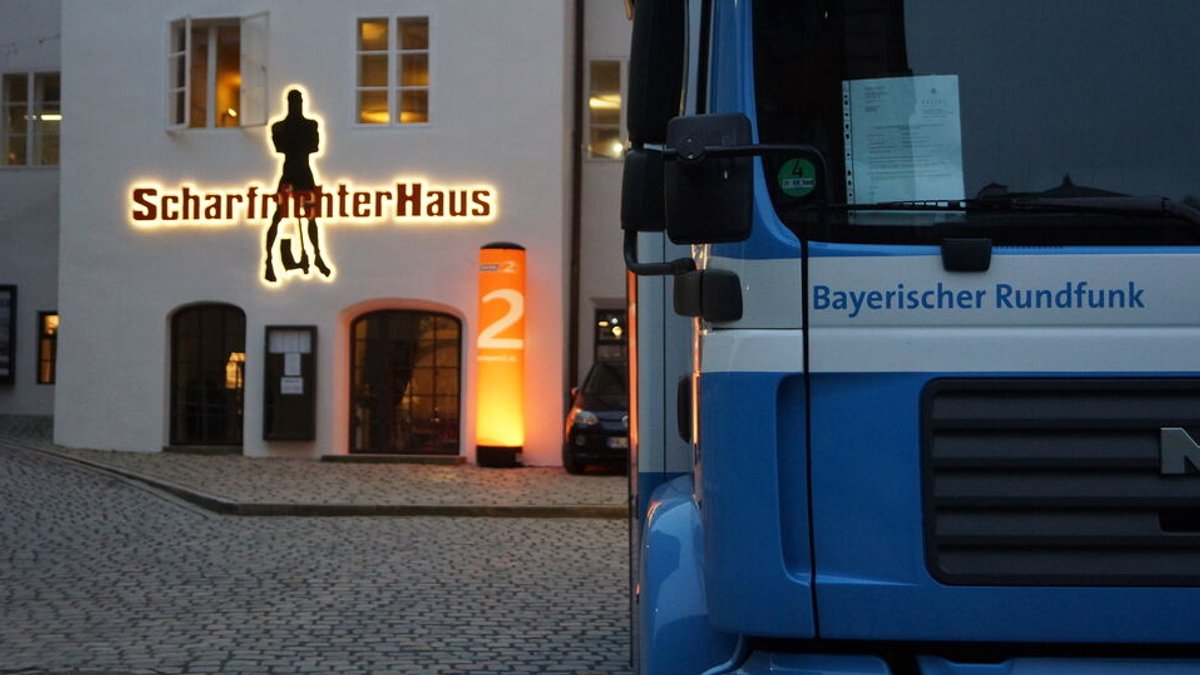 Ein BR-Übertragungswagen vor dem Scharfrichterhaus in Passau
