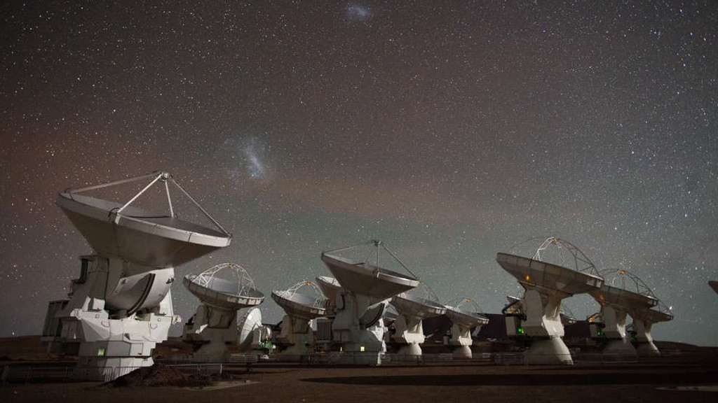 Die Antennenschüsseln des ALMA-Radioteleskops in den chilenischen Anden gehören zum Netzwerk des Event Horizon Telescope EHT