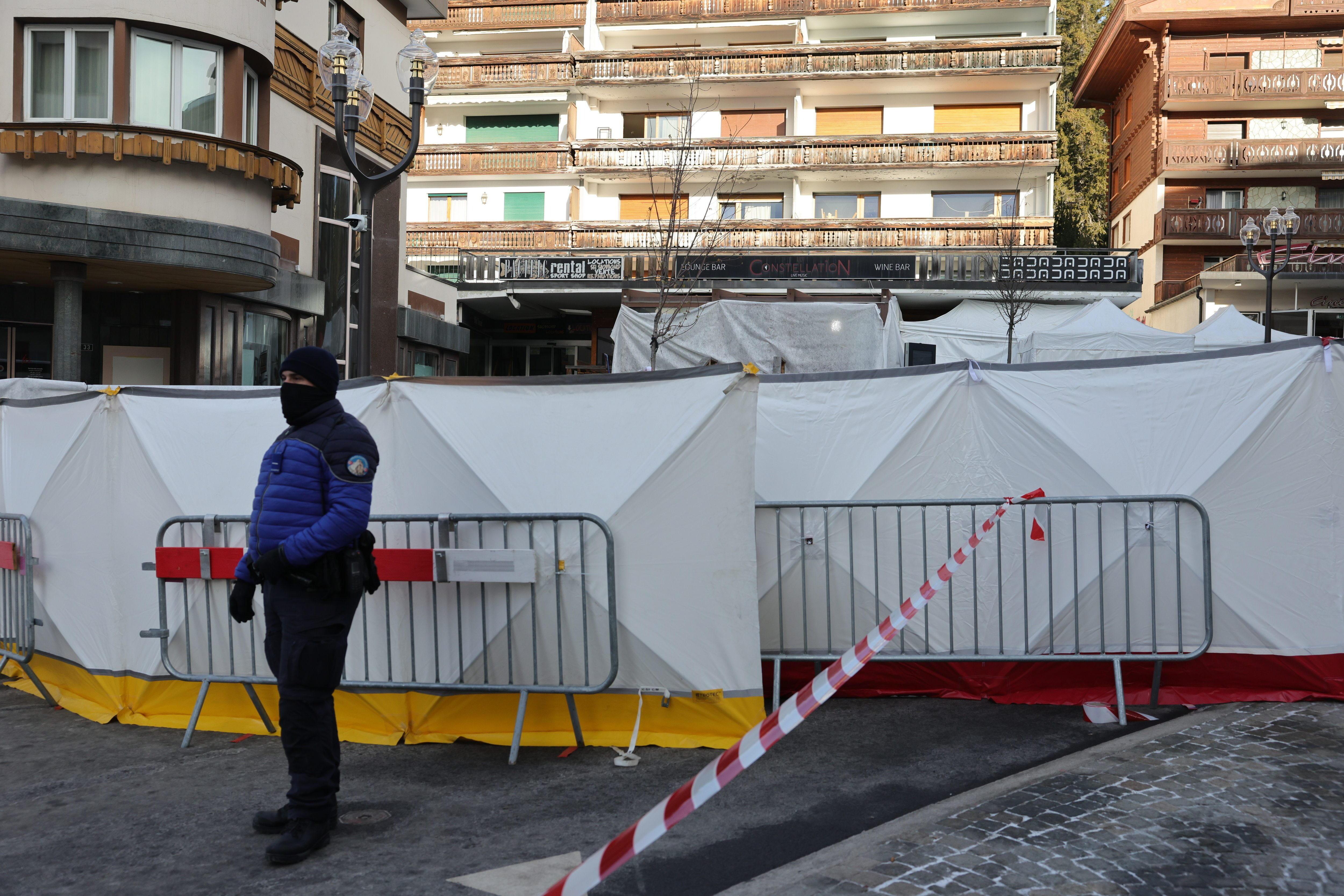 Ein Polizist vor der Bar "Le Constellation"