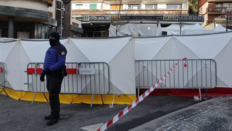 Ein Polizist vor der Bar "Le Constellation" | Bild: pa/dpa/LP/Olivier Arandel Ein Polizist vor der Bar "Le Constellation"
