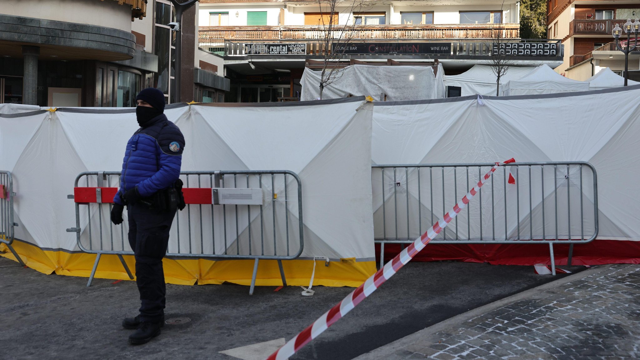 Ein Polizist vor der Bar "Le Constellation"
