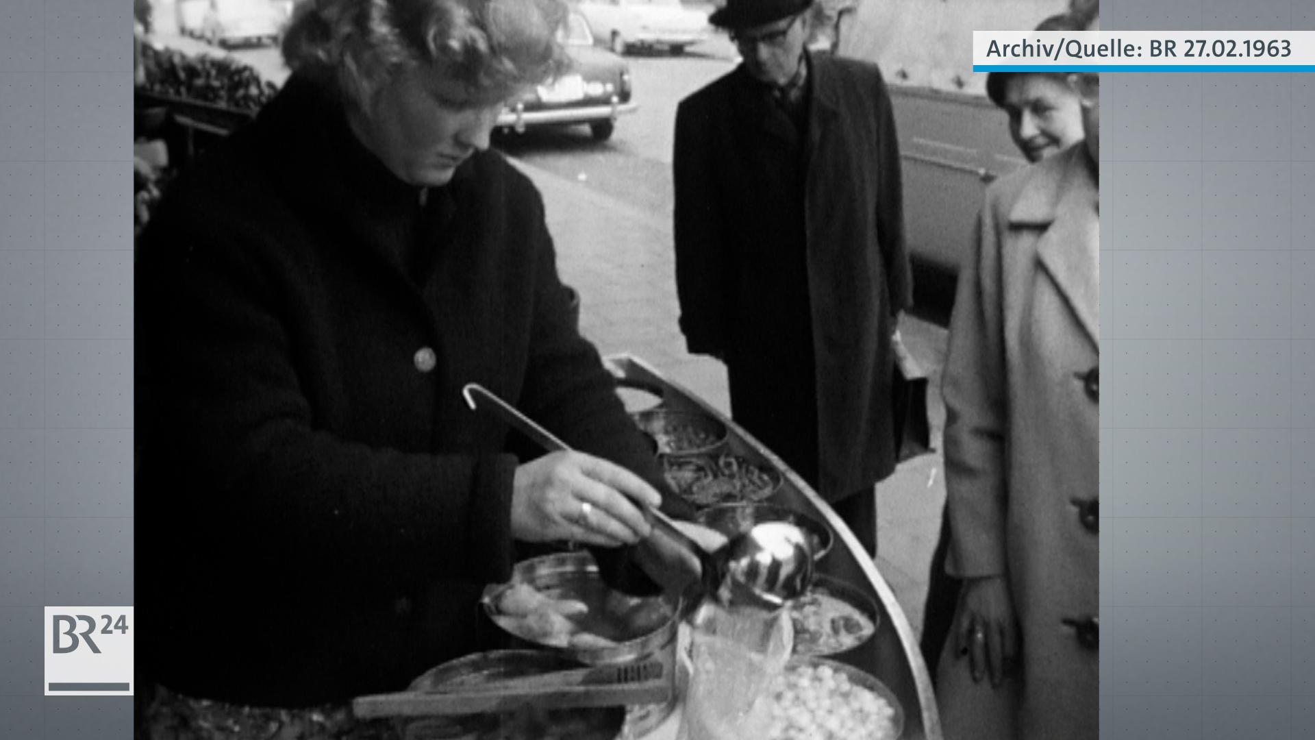 Marktfrau beim Verkauf von sauer eingelegtem Gemüse
