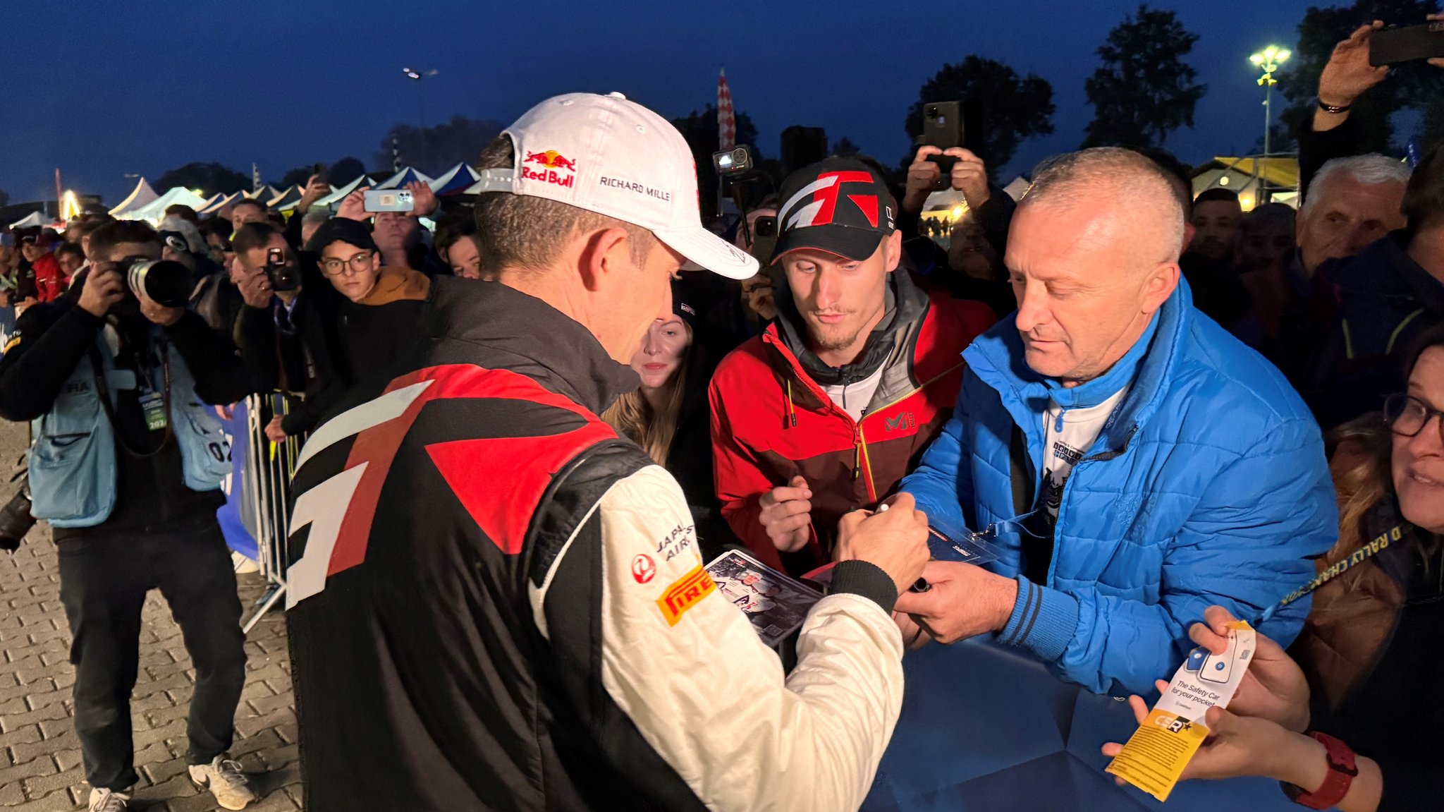 Da schlägt das Rallye-Fan-Herz schneller: Rallyefahrer Sébastien Ogier aus Frankreich gibt Autogramme.