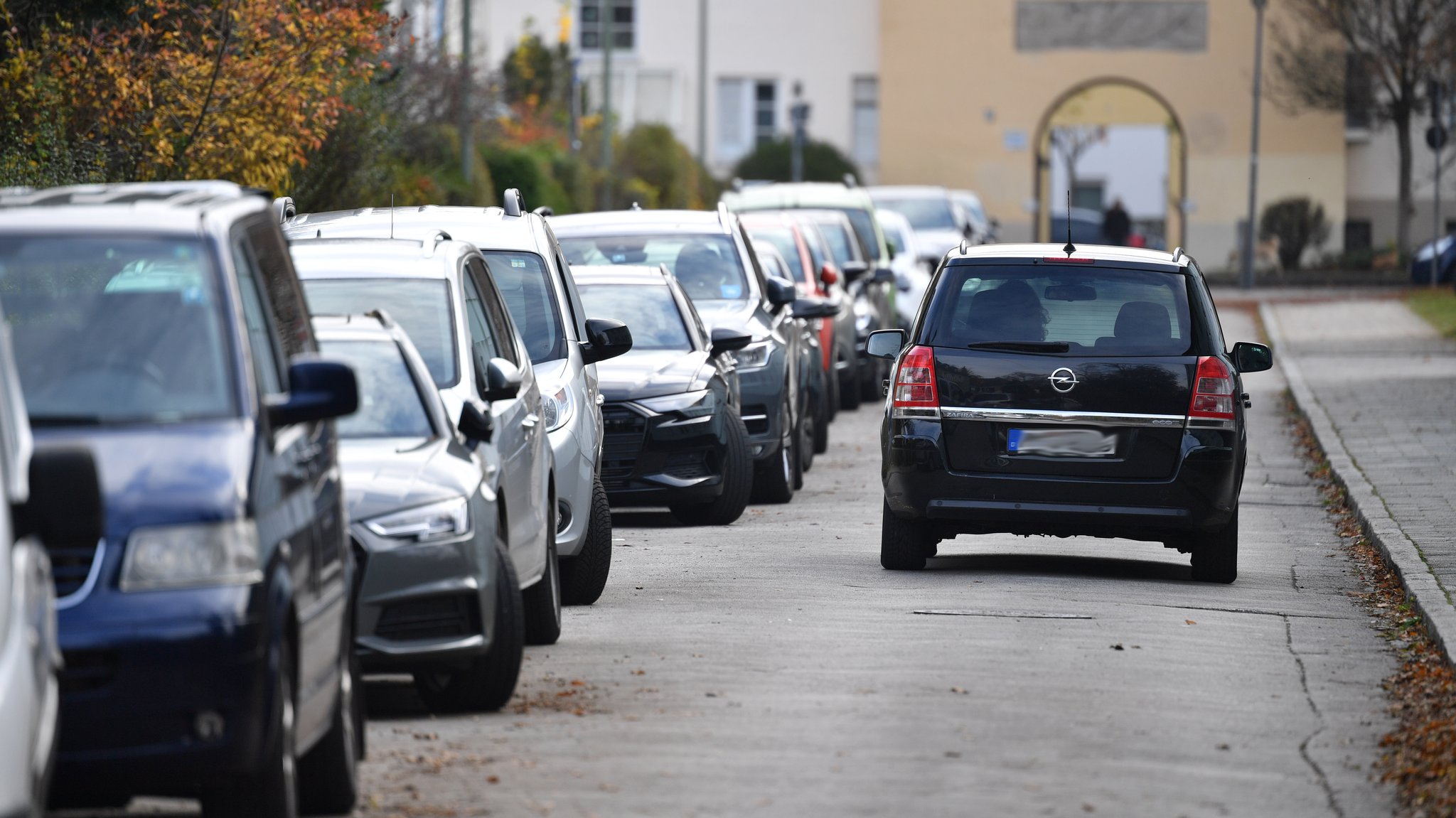 Geparkte Autos stehen dichtgedrängt an der Seite in einem Münchner Wohngebiet (Symbolbild)