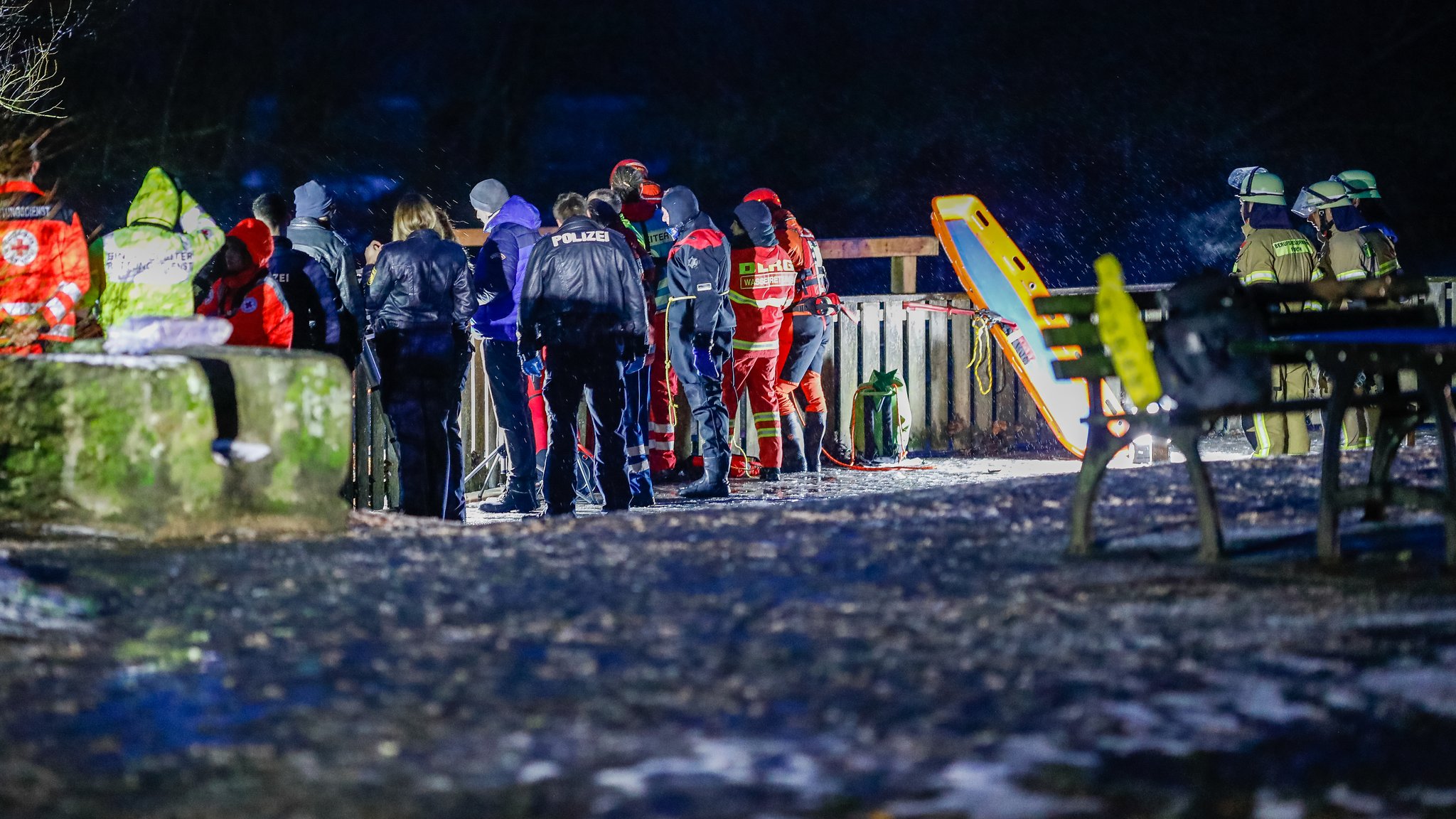 Einsatzkräfte stehen am Ufer der Regnitz | Bild: News5 / Oßwald Einsatzkräfte stehen am Ufer der Regnitz