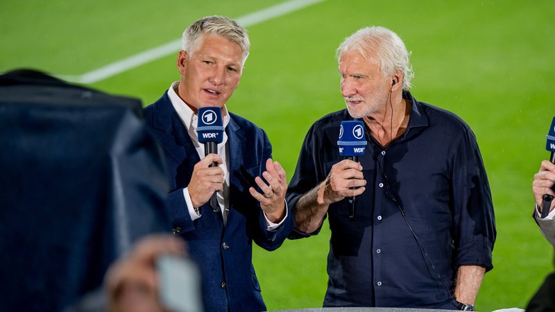 ARD-Experte Bastian Schweinsteiger und Interims-Bundestrainer Rudi Völler