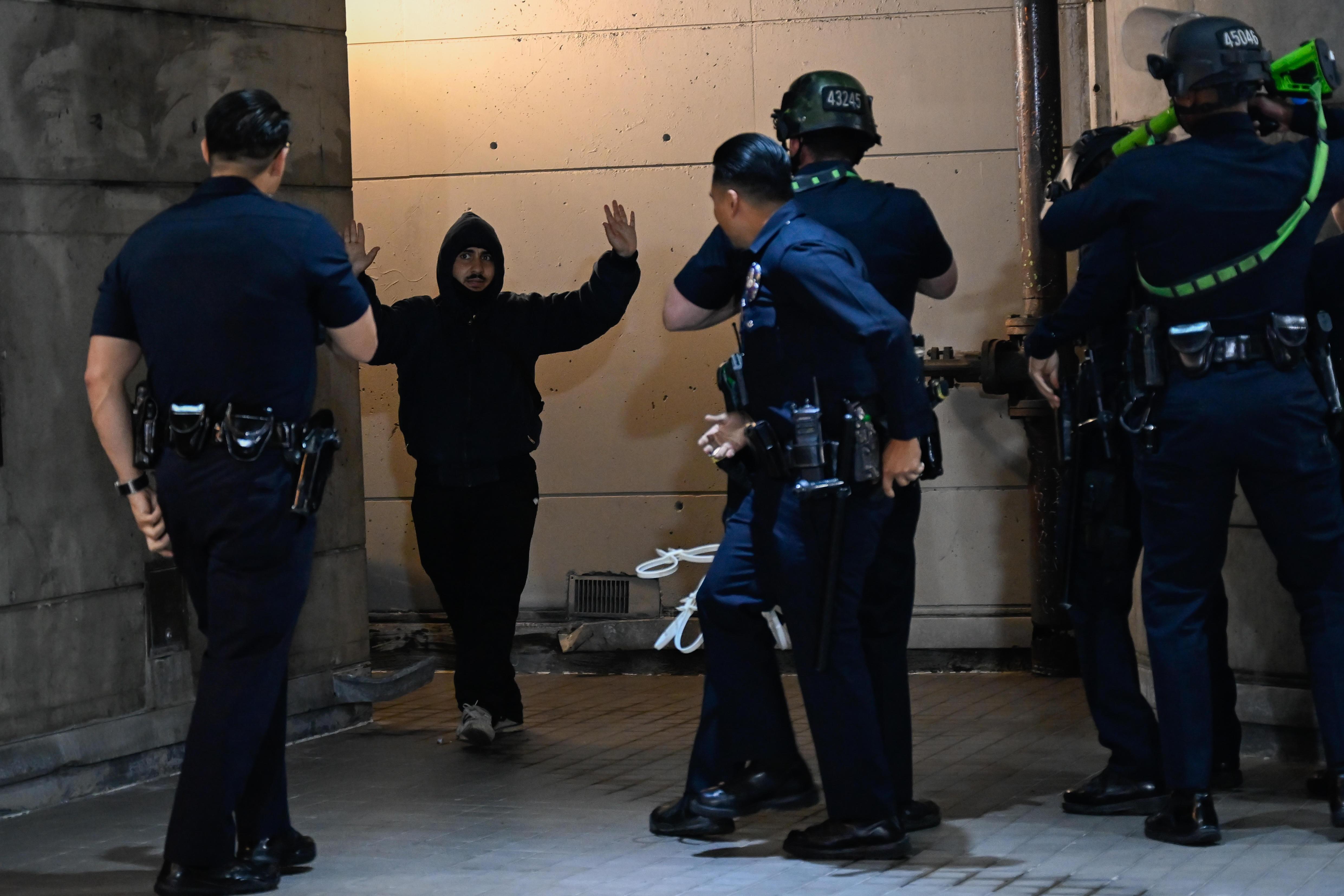 Festnahme wegen Verstoß gegen die Ausgangssperre in Los Angeles