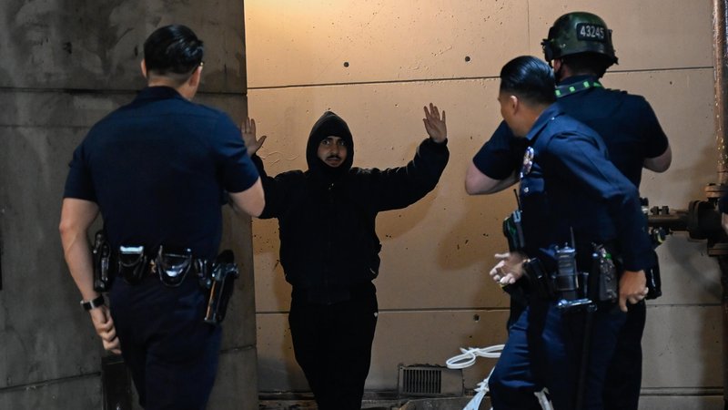 Festnahme wegen Verstoß gegen die Ausgangssperre in Los Angeles | Bild: pa/dpa/Tayfun Coskun Festnahme wegen Verstoß gegen die Ausgangssperre in Los Angeles