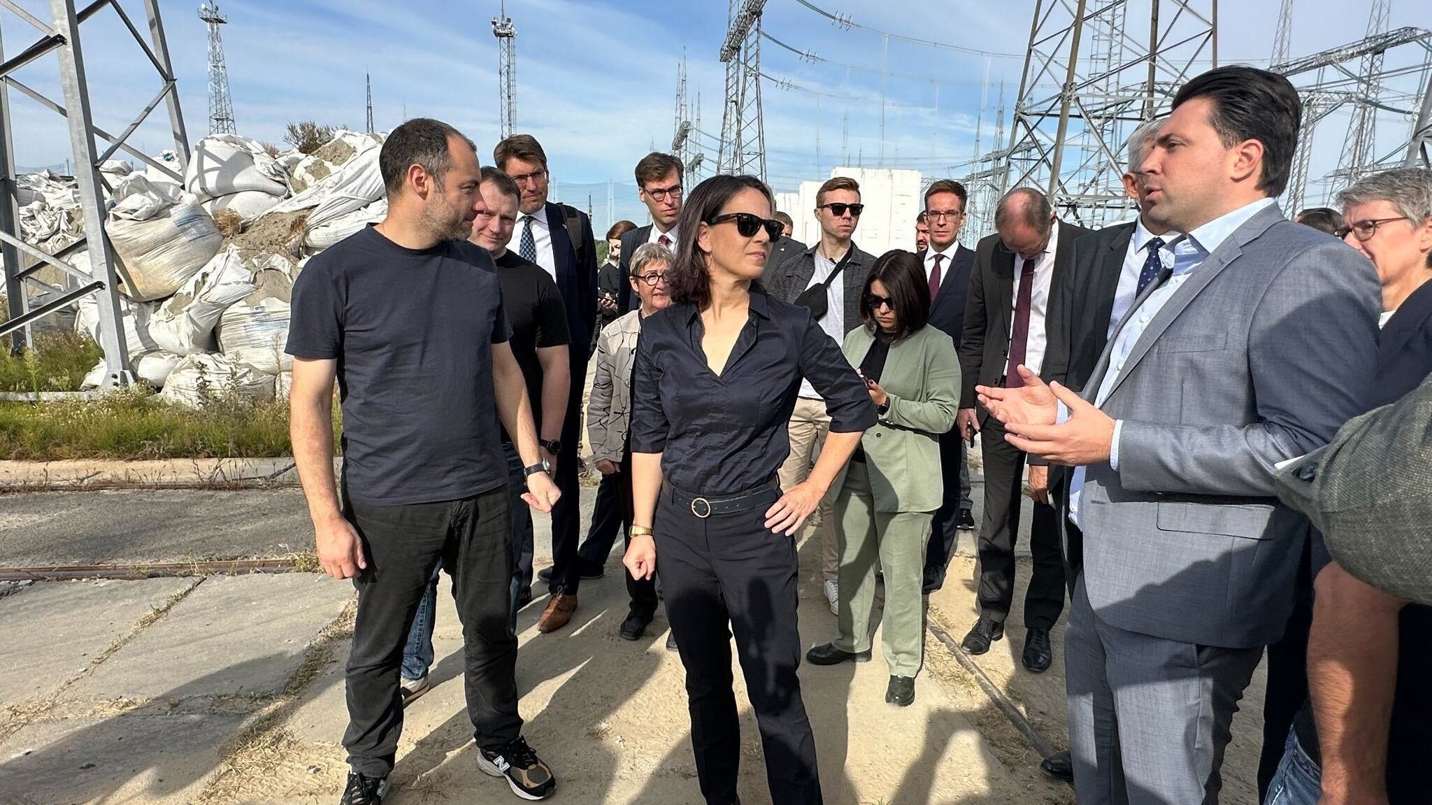 Annalena Baerbock (Bündnis 90/Die Grünen), Bundesaußenministerin, besucht ein Elektrizitäts-Umspannwerk nahe Kiew.