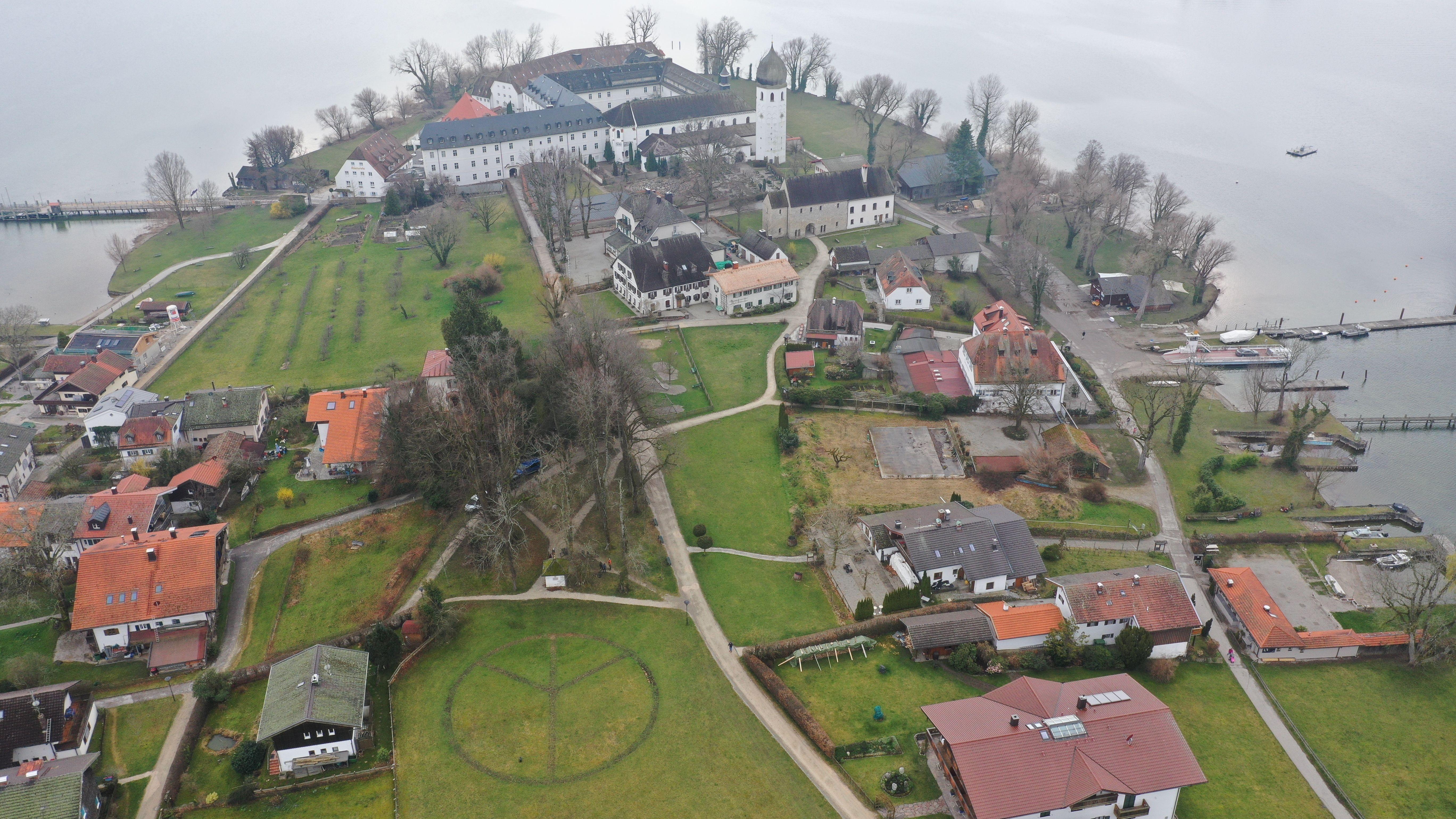 Zufällig genau unter einem riesigen Peace-Zeichen aus Blumen versteckt sich ein sensationeller Fund auf der Fraueninsel im Chiemsee.
