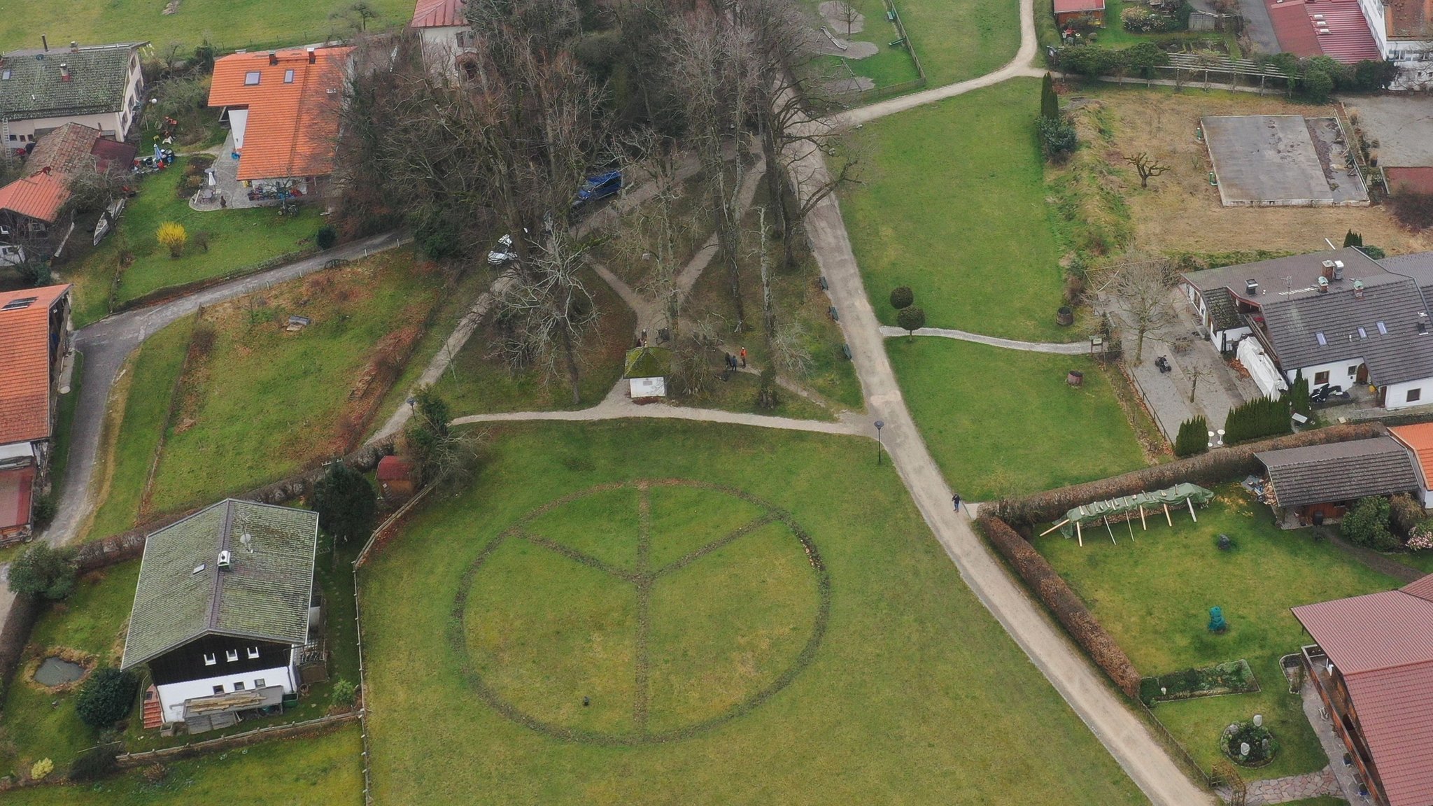 Zufällig genau unter einem riesigen Peace-Zeichen aus Blumen versteckt sich ein sensationeller Fund auf der Fraueninsel im Chiemsee.