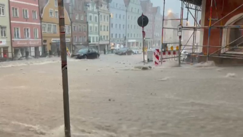 Teile der historischen Altstadt Landshuts schlagartig überflutet, ähnliche Szenen auch in den Stadtvierteln Achdorf und Schönbrunn: Autos werden weggespült, in Wohnungen und Geschäften steht das Wasser. Das war vor einer Woche, wie sieht's heute aus?
