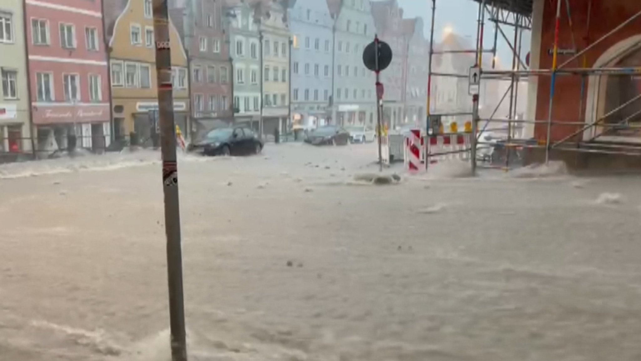 Teile der historischen Altstadt Landshuts schlagartig überflutet, ähnliche Szenen auch in den Stadtvierteln Achdorf und Schönbrunn: Autos werden weggespült, in Wohnungen und Geschäften steht das Wasser. Das war vor einer Woche, wie sieht's heute aus?