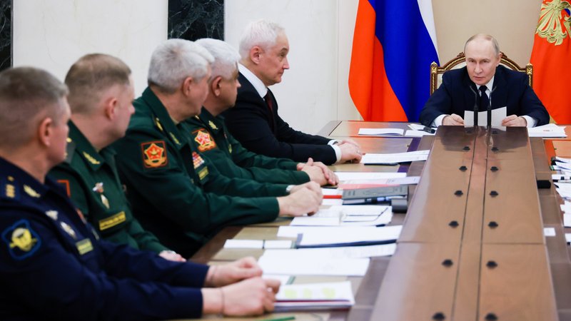 (Archivbild) Putin mit seinem Verteidigungsminister und Generälen bei einer Besprechung am 29. Dezember 2025 | Bild: Michail Metzel/Picture Alliance (Archivbild) Putin mit seinem Verteidigungsminister und Generälen bei einer Besprechung am 29. Dezember 2025