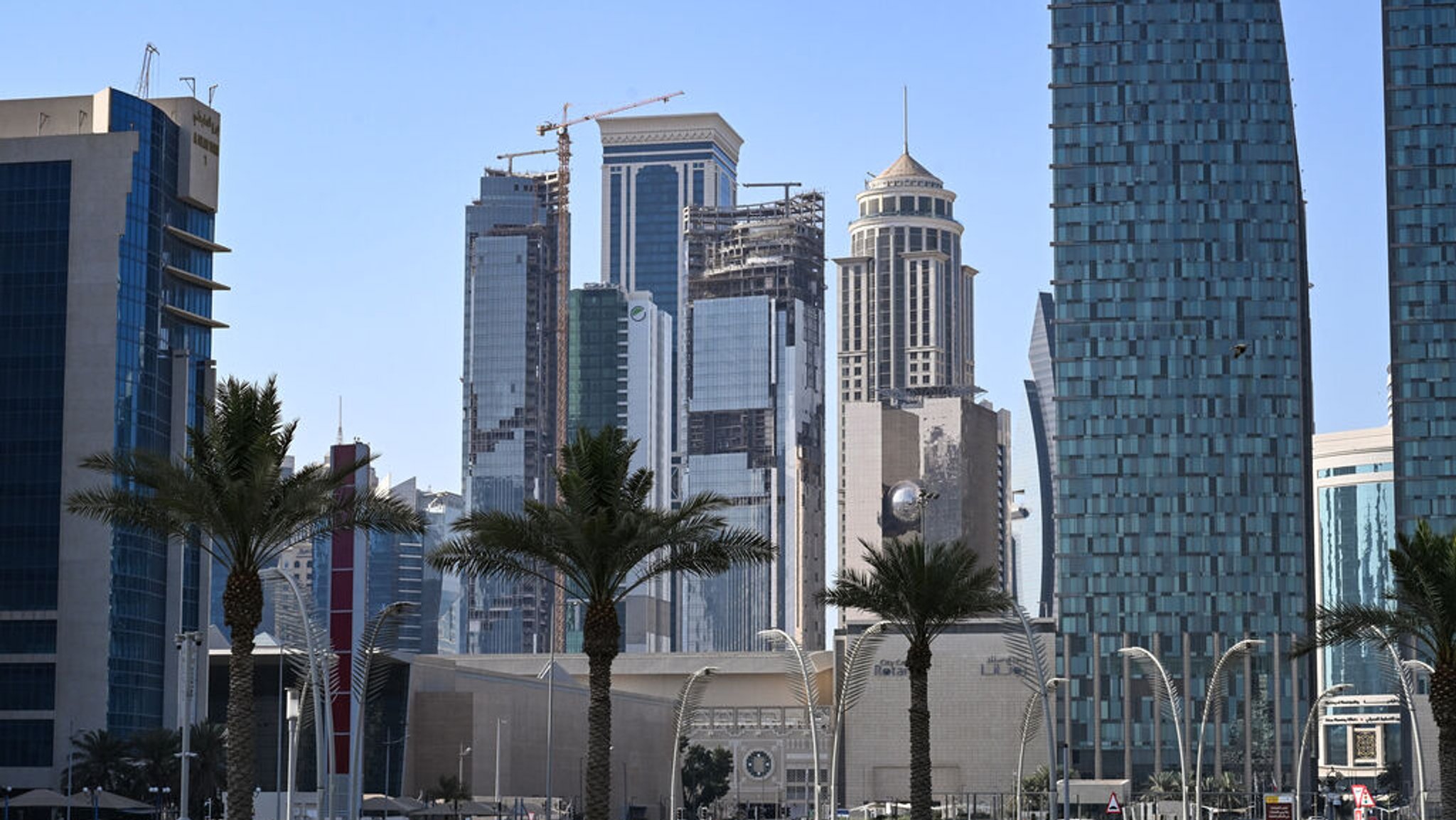 ARCHIV - 23.04.2025, Katar, Doha: Blick auf Hochhäuser, die gebaut werden. Katars Hauptstadt boomt, in den vergangenen Jahren wurden zahlreiche Hochhäuser neu gebaut. (zu dpa: «Katar blickt vorsichtig optimistisch auf Trumps Gaza-Plan») Foto: Wolf von Dewitz/dpa +++ dpa-Bildfunk +++ | Bild: dpa-Bildfunk/Wolf von Dewitz ARCHIV - 23.04.2025, Katar, Doha: Blick auf Hochhäuser, die gebaut werden. Katars Hauptstadt boomt, in den vergangenen Jahren wurden zahlreiche Hochhäuser neu gebaut. (zu dpa: «Katar blickt vorsichtig optimistisch auf Trumps Gaza-Plan») Foto: Wolf von Dewitz/dpa +++ dpa-Bildfunk +++
