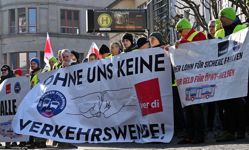 Demonstrierende halten ein Transparent mit der Aufschrift "ohne uns keine Verkehrswende" hoch.