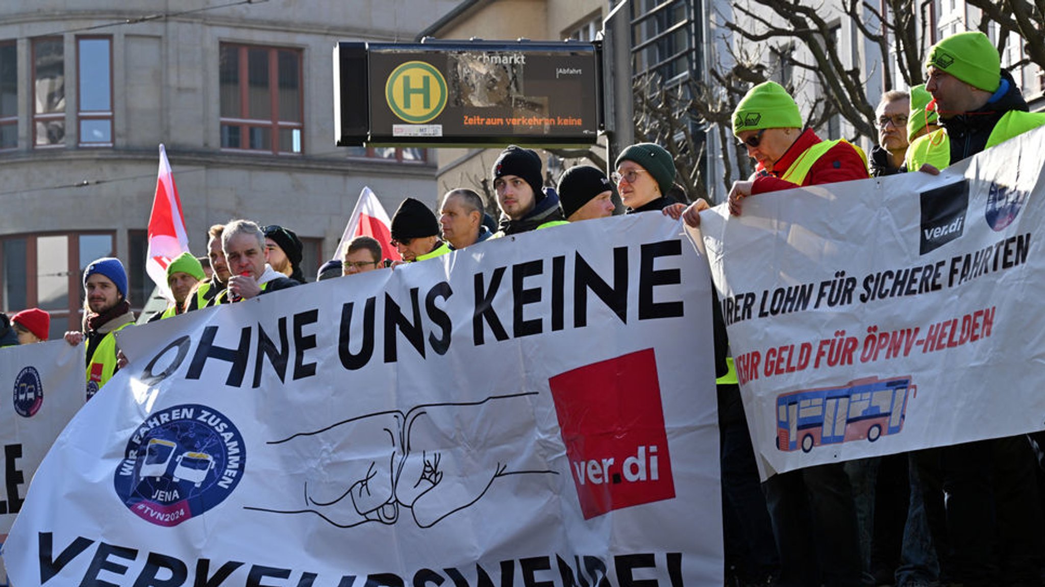 Demonstrierende halten ein Transparent mit der Aufschrift "ohne uns keine Verkehrswende" hoch.