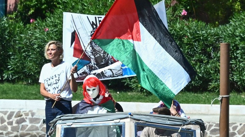 Propalästinensische Proteste am Rand der Filmfestspiele in Venedig: die italienische Schauspielerin Anna Foglietta und die Künstlerin Laika. | Bild: picture alliance / SIPA | Maria Laura Antonelli/AGF Propalästinensische Proteste am Rand der Filmfestspiele in Venedig: die italienische Schauspielerin Anna Foglietta und die Künstlerin Laika.