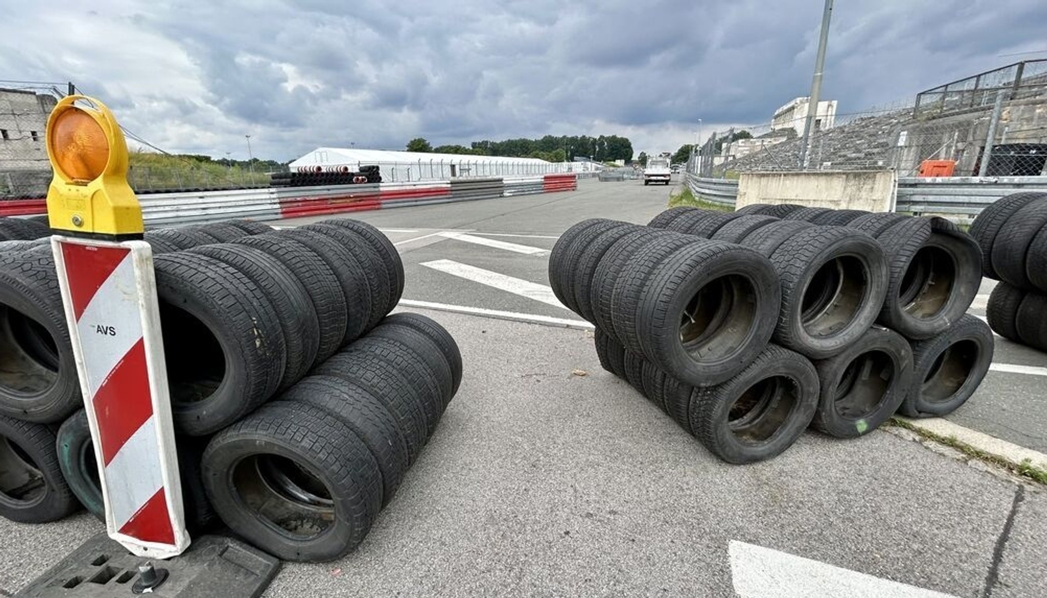 Reifenstapel an der Norisring-Strecke in Nürnberg.