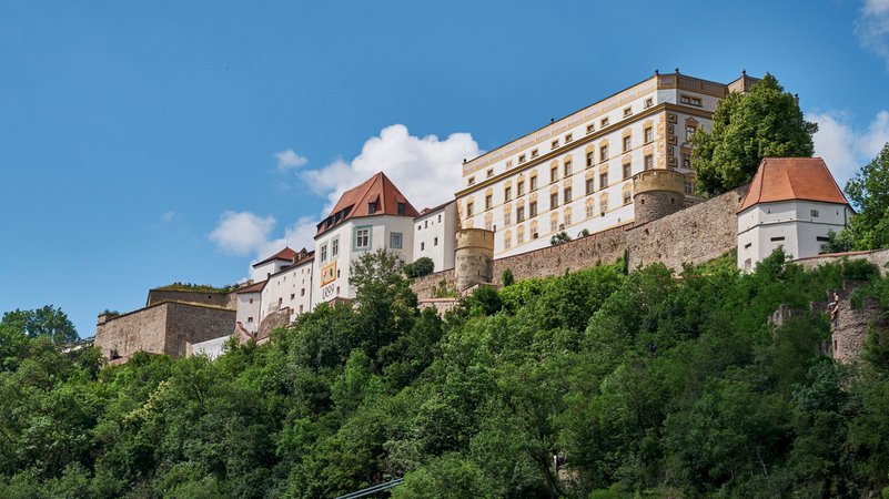 Blick zur Burg Veste Oberhaus in Passau. | Bild: picture alliance / imageBROKER /Markus Keller Blick zur Burg Veste Oberhaus in Passau.