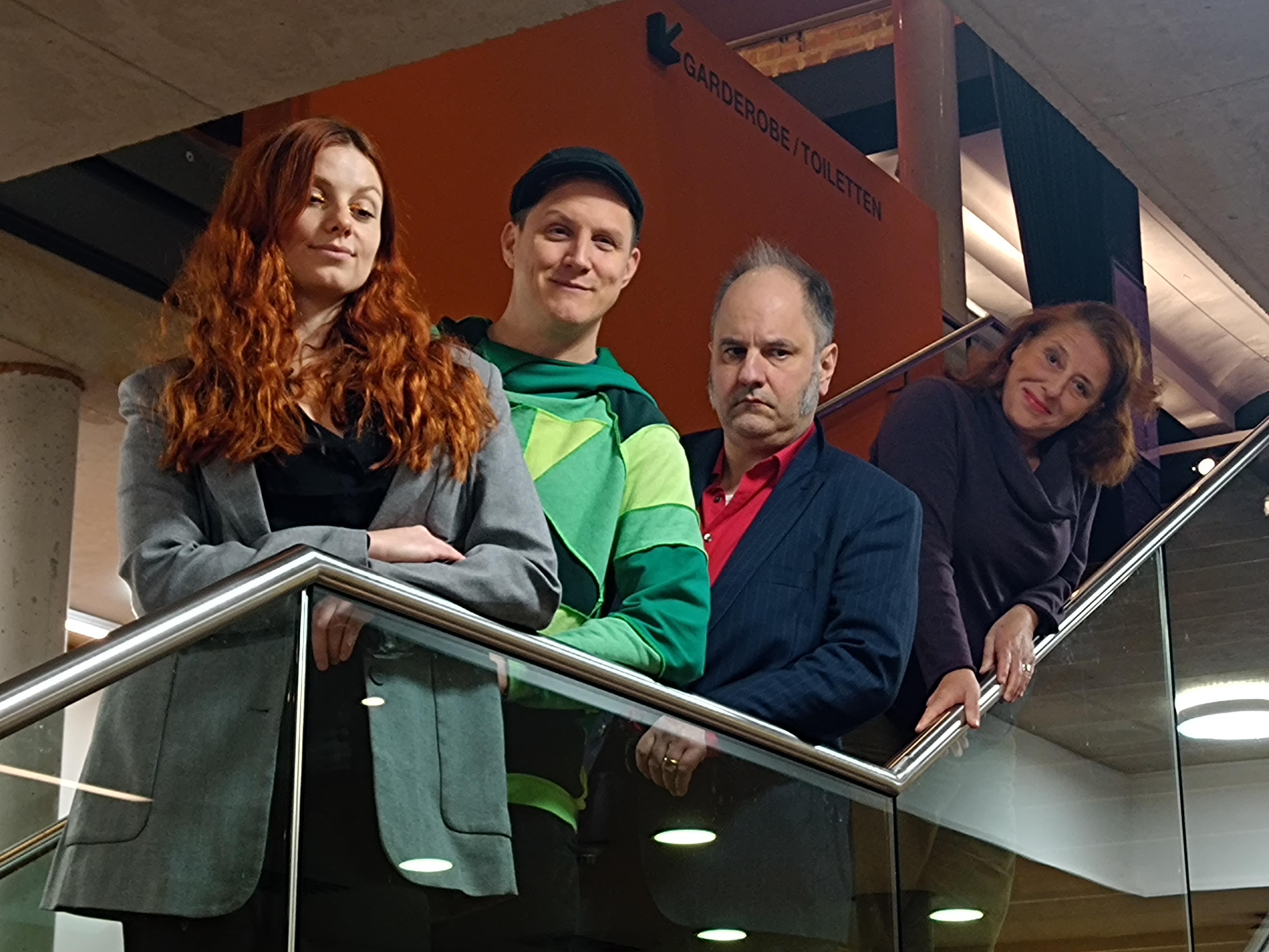 Die Preisträger des Deutschen Kabarettpreises 2024 von vorne nach hinten: Lara Ermer, Sebastian Rabsahl alias "Sebastian 23" und Matthias Egersdörfer.