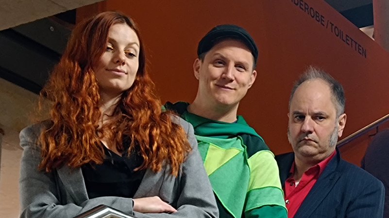 Die Preisträger des Deutschen Kabarettpreises 2024 von vorne nach hinten: Lara Ermer, Sebastian Rabsahl alias "Sebastian 23" und Matthias Egersdörfer. | Bild: BR24/Karin Goeckel Die Preisträger des Deutschen Kabarettpreises 2024 von vorne nach hinten: Lara Ermer, Sebastian Rabsahl alias "Sebastian 23" und Matthias Egersdörfer.