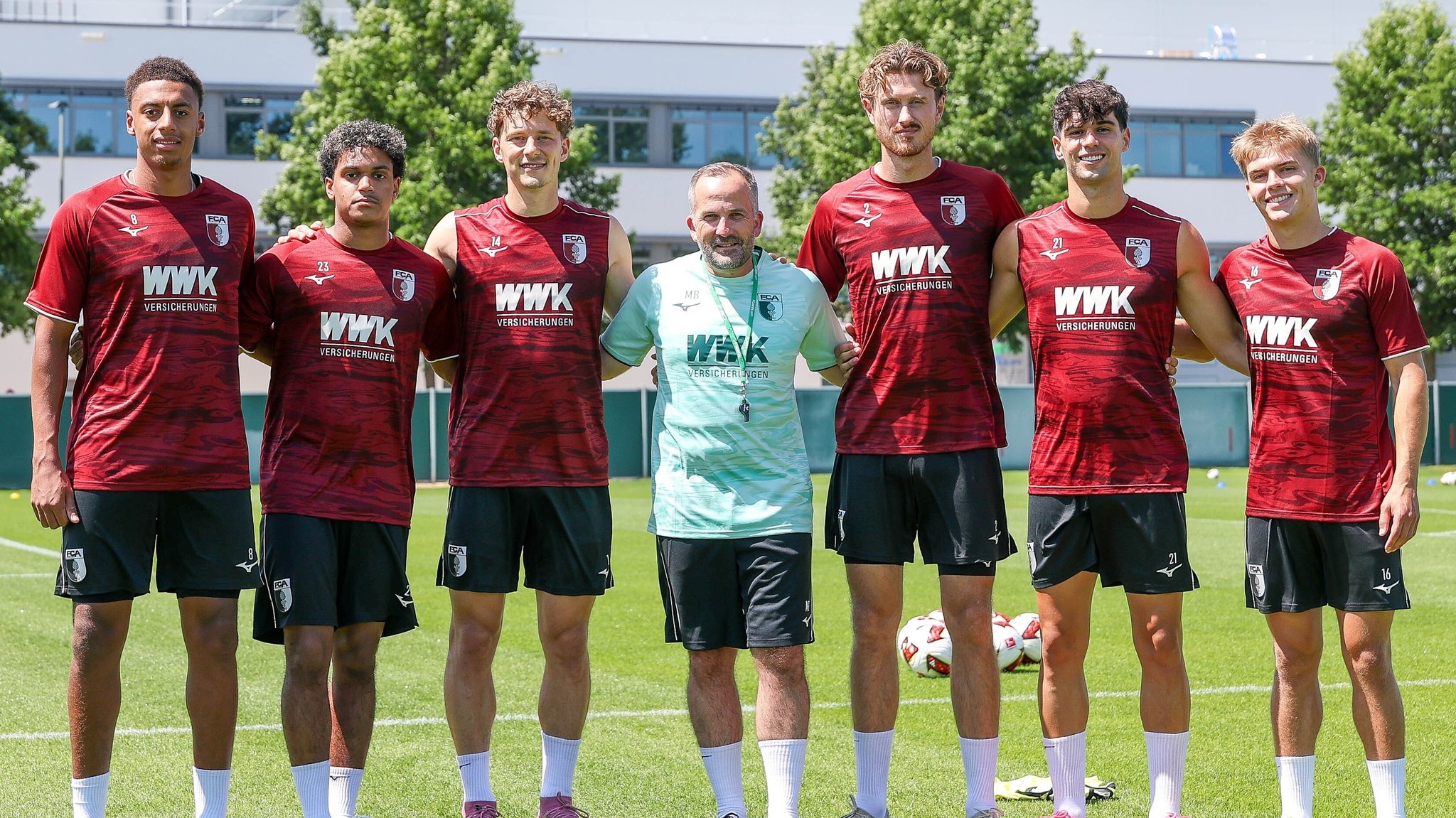 Sechs Neue für Trainer Manuel Baum (Mitte) beim FC Augsburg