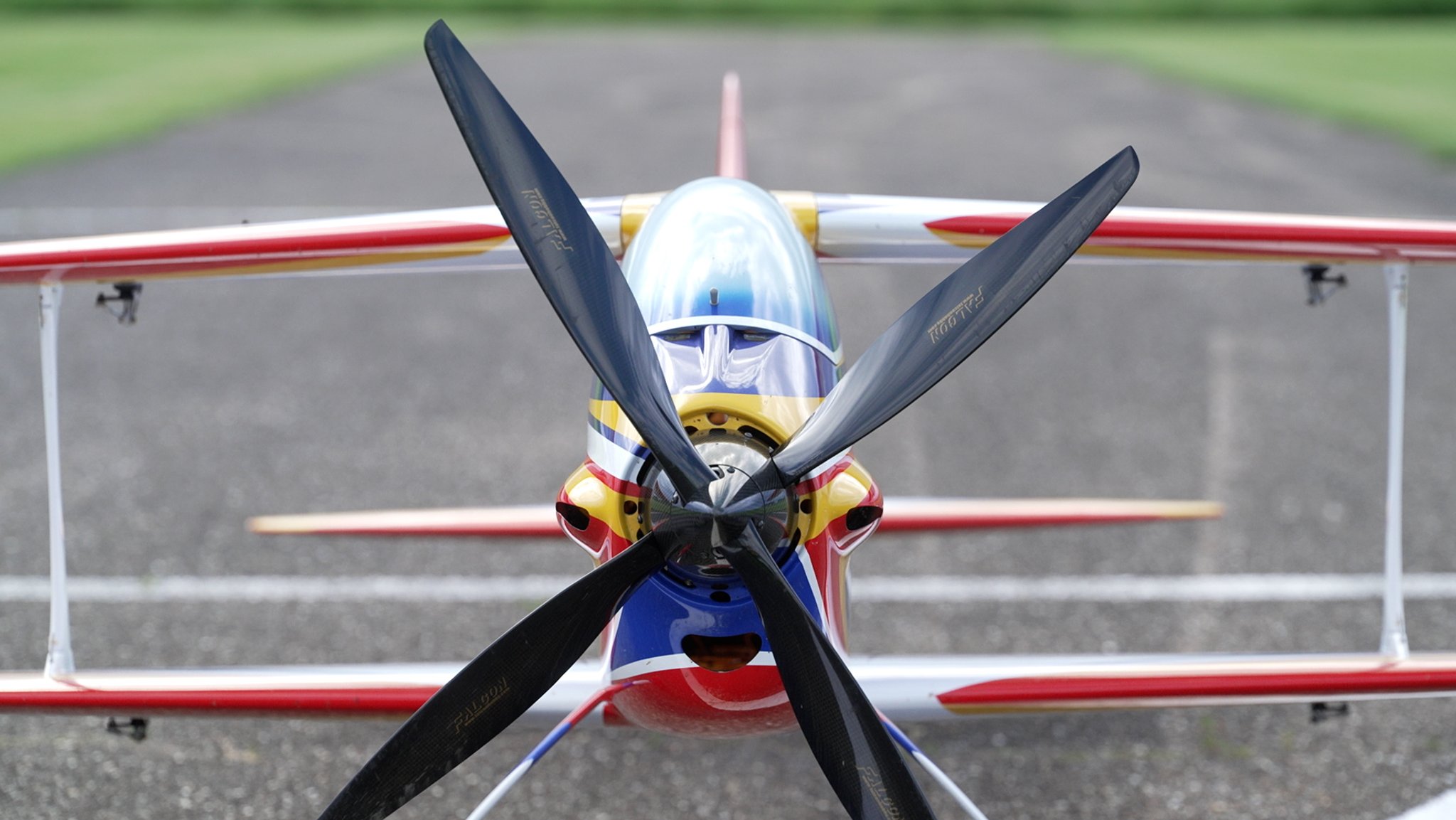 Ein Modellflugzeug steht auf dem Startplatz.