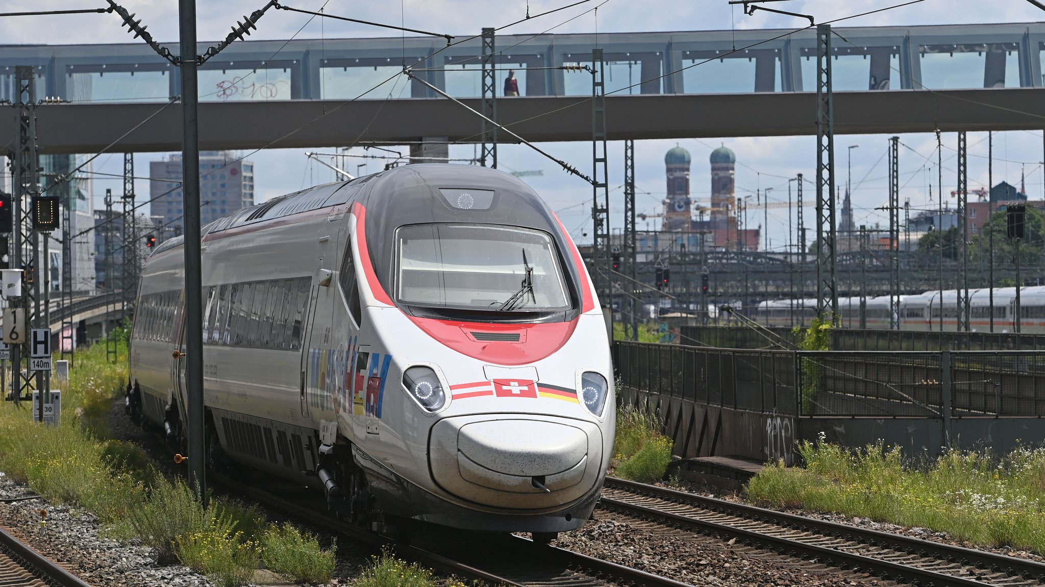 Ein ECE-Zug fährt aus dem Münchner Hauptbahnhof.