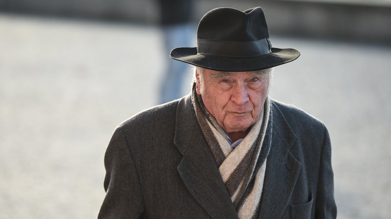 Der Autor in der kalten Jahreszeit mit Mantel, Schal und schwarzem Hut