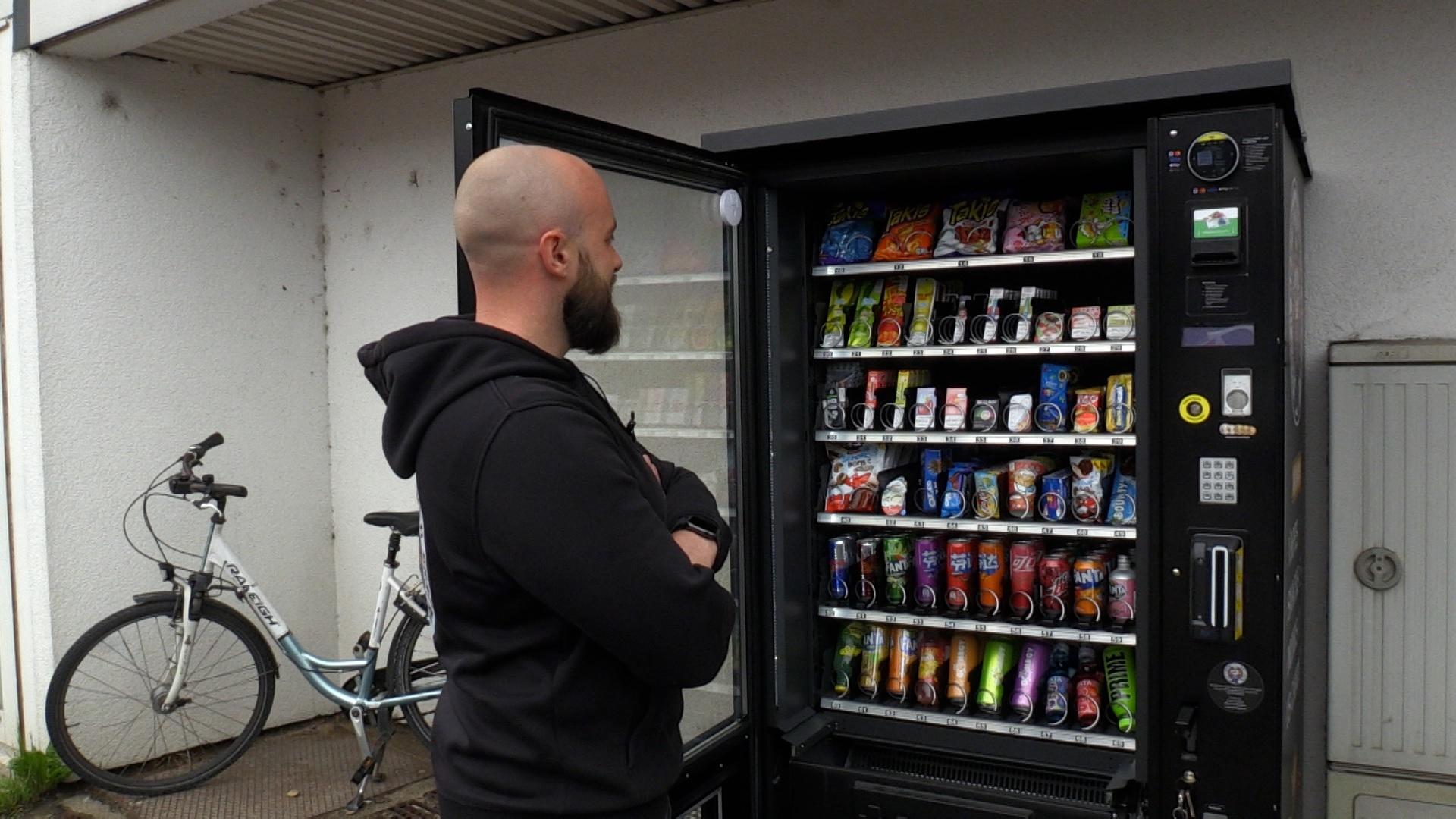 Ein Snack-Automat in Neu-Ulm. Zwischen Schokoriegeln und Energy-Drinks gibt es hier auch Cannabis-Samen zum Kauf.