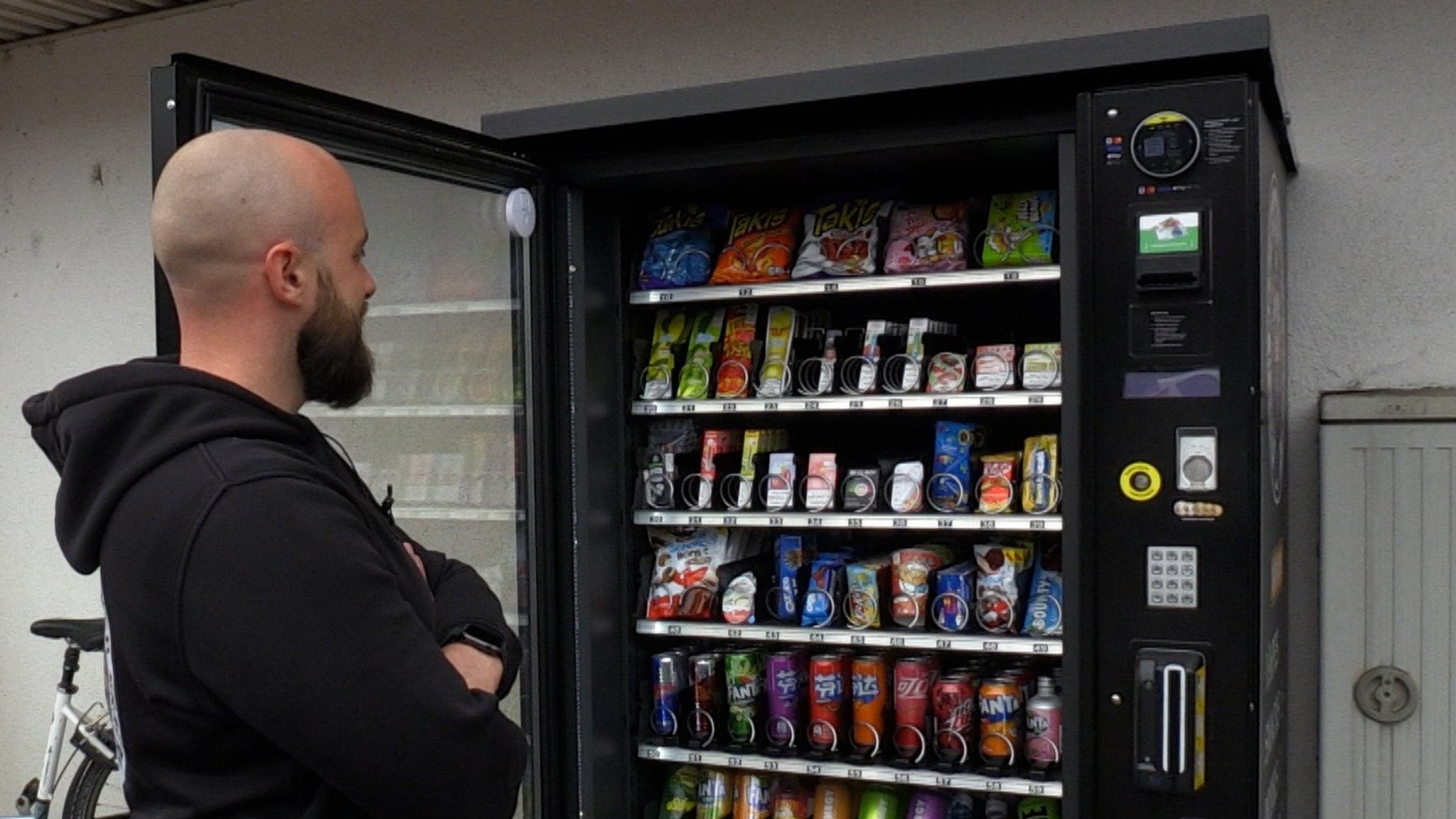 Ein Snack-Automat in Neu-Ulm. Zwischen Schokoriegeln und Energy-Drinks gibt es hier auch Cannabis-Samen zum Kauf.