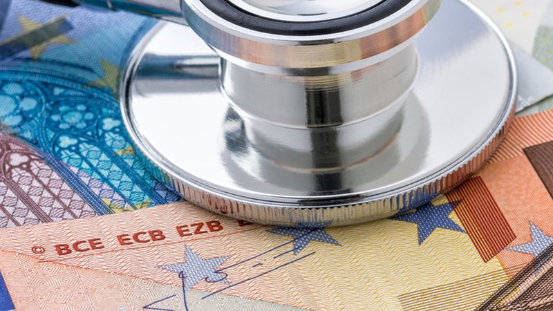 Geld und Stehtoskop | Bild: stock.adobe.com/Zerbor Geld und Stehtoskop