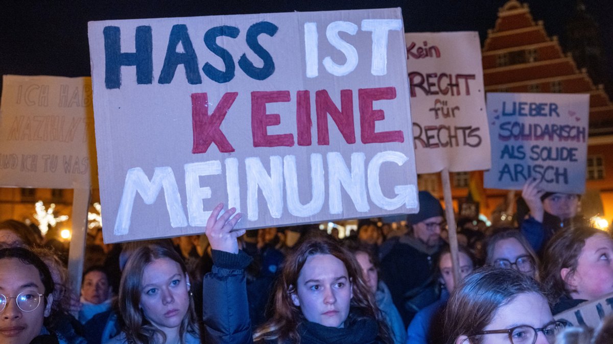 "Hass ist keine Meinung" steht auf einem Plakat, das eine junge Frau bei einer Demonstration am 22.1.2024 in Greifswald hochhält (Symbolbild).