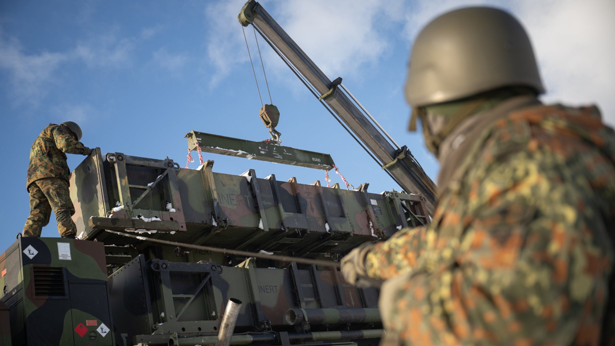 Ukrainische Soldaten laden während eines Ausbildungskurses am Flugabwehrsystem Patriot an einem Standort der Bundeswehr Container für ein Startgerät um (1.12.23.)