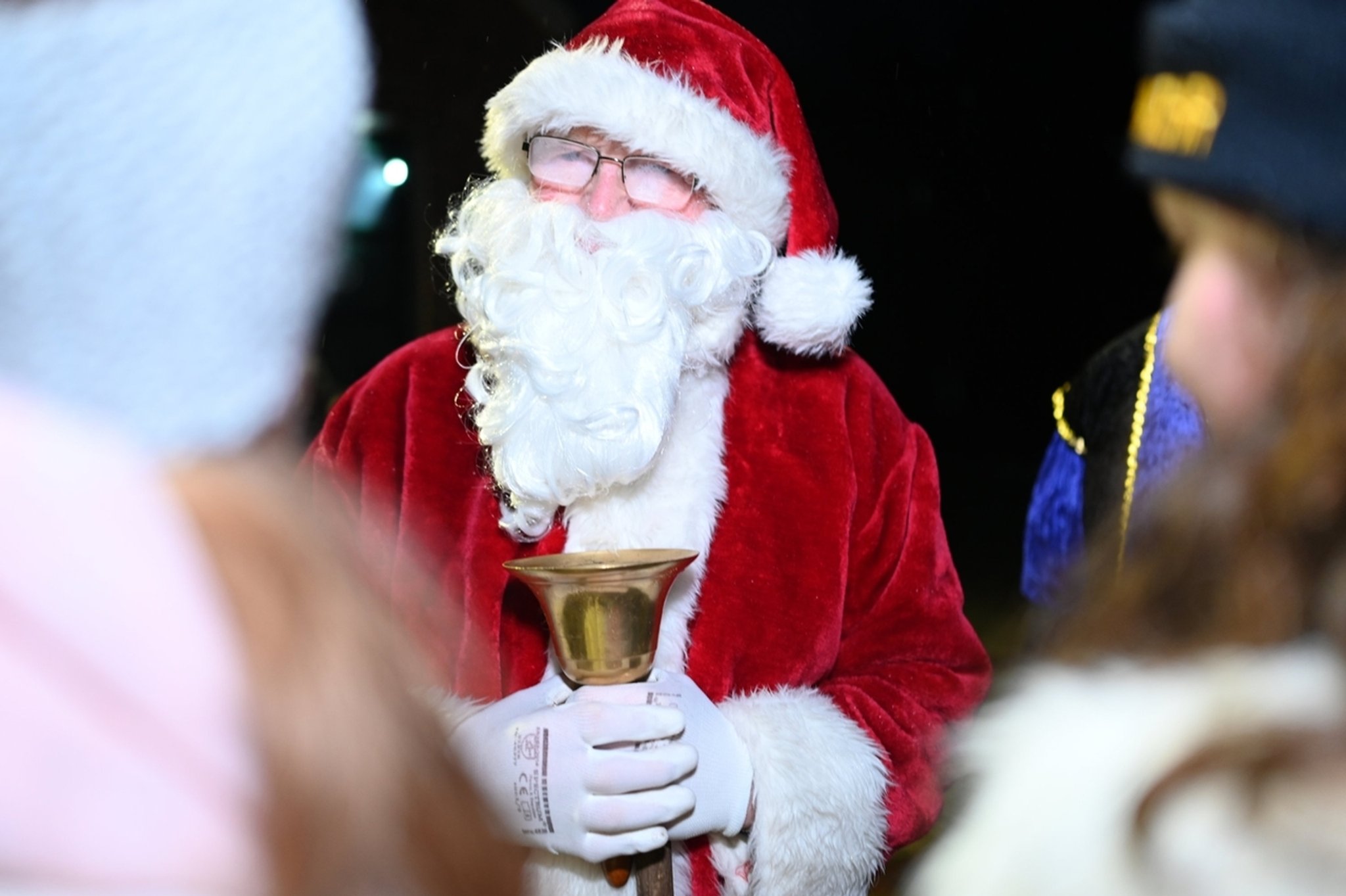 05.12.2022, Niedersachsen, Weener: Der Nikolaus beschenkt Kinder im Rheiderland. Foto: Lars Klemmer/dpa +++ dpa-Bildfunk +++