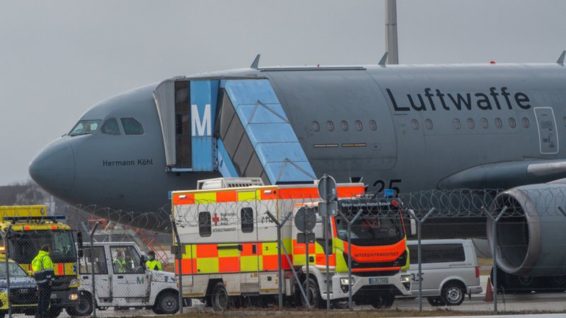 Ein Corona-Hilfsflug der Luftwaffe steht im Cargo-Bereich des Flughafen München. 