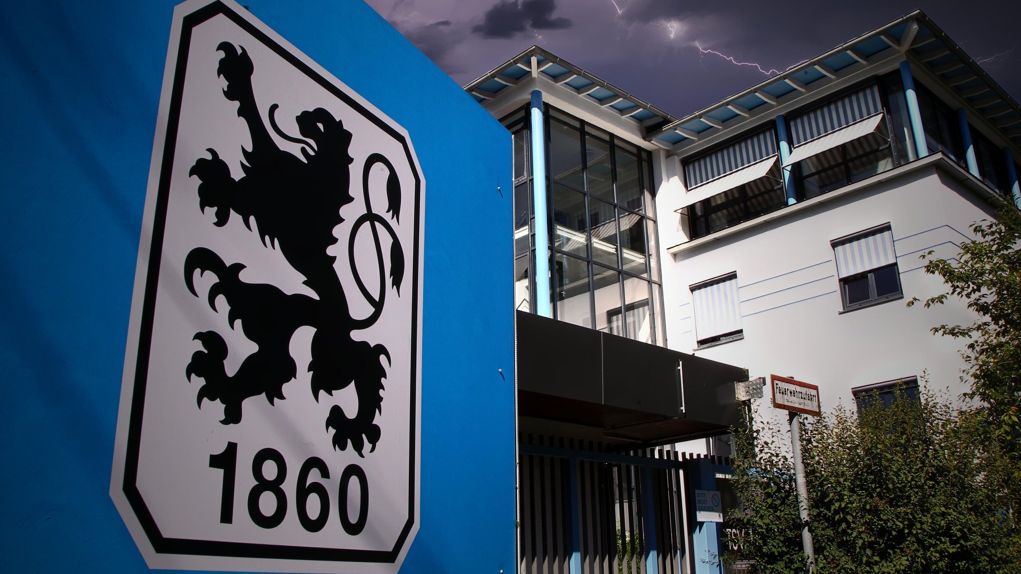 Über Giesing braut sich beim TSV 1860 München ein Gewitter zusammen | Bild: picture alliance / Wagner | Ulrich Wagner Über Giesing braut sich beim TSV 1860 München ein Gewitter zusammen