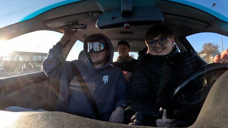 Fahranfänger simulieren beim Fahrsicherheitstraining eine "Party-Fahrt" mit lauter Musik. Der Beifahrer trägt eine sogenannte "Promille-Brille". | Bild: BR/Lukas Rentz Fahranfänger simulieren beim Fahrsicherheitstraining eine "Party-Fahrt" mit lauter Musik. Der Beifahrer trägt eine sogenannte "Promille-Brille".