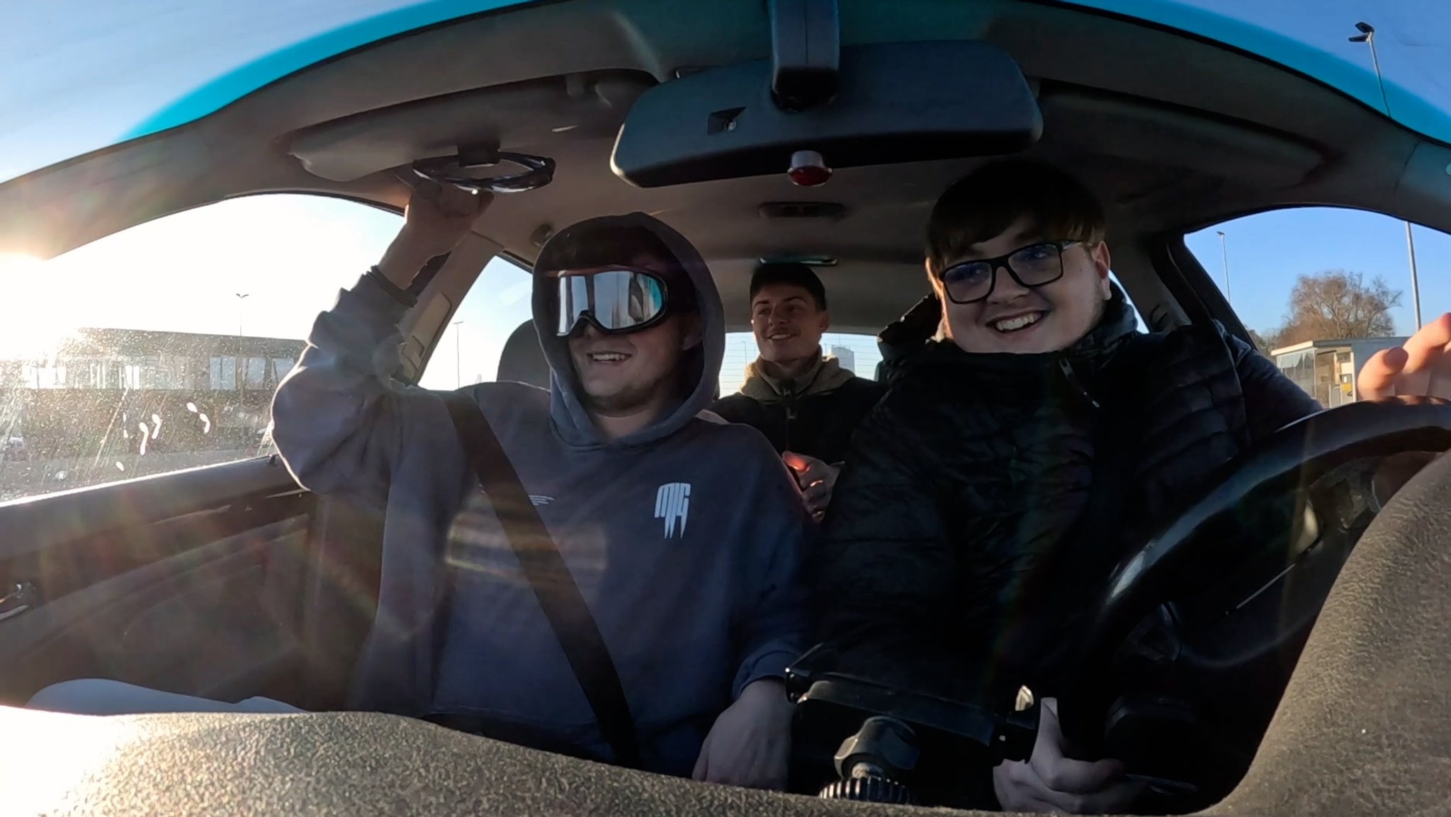 Fahranfänger simulieren beim Fahrsicherheitstraining eine "Party-Fahrt" mit lauter Musik. Der Beifahrer trägt eine sogenannte "Promille-Brille".