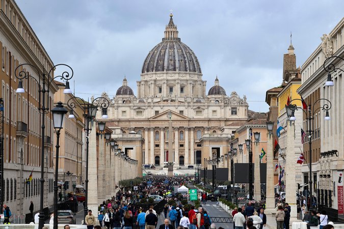 24.04.2025: Blick auf den Petersdom über die Via della Conciliazione. Tausende Menschen gehen in Richtung des Vatikans.