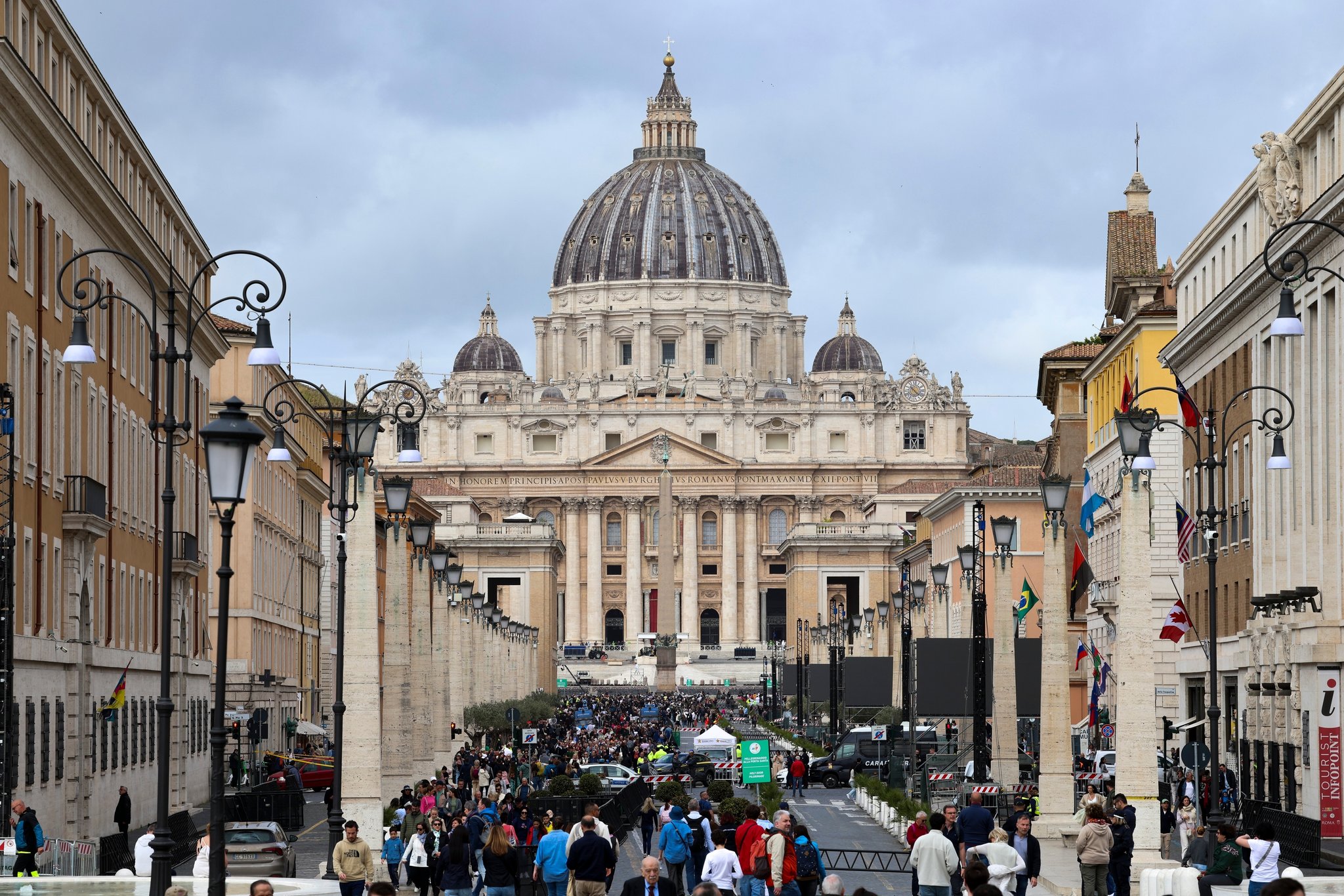 24.04.2025: Blick auf den Petersdom über die Via della Conciliazione. Tausende Menschen gehen in Richtung des Vatikans. | Bild: picture alliance/dpa/Christoph Reichwein 24.04.2025: Blick auf den Petersdom über die Via della Conciliazione. Tausende Menschen gehen in Richtung des Vatikans.