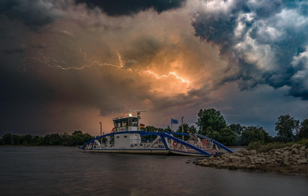Ein Blitz über der Donaufähre Mariaposching im Landkreis Straubing-Bogen.