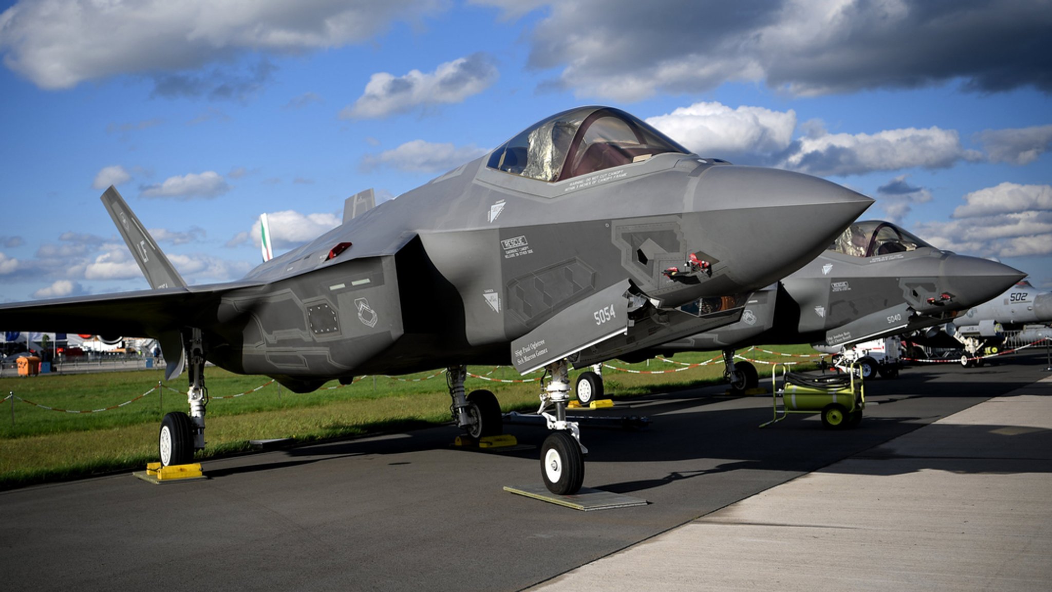 Ein F-35 Tarnkappenjet der Rüstungsschmiede Lockheed Martin aus den USA mit einem Radargerät des Rüstungsunternehmens Hensoldt ist bei der Raumfahrtausstellung (ILA) ausgestellt. 