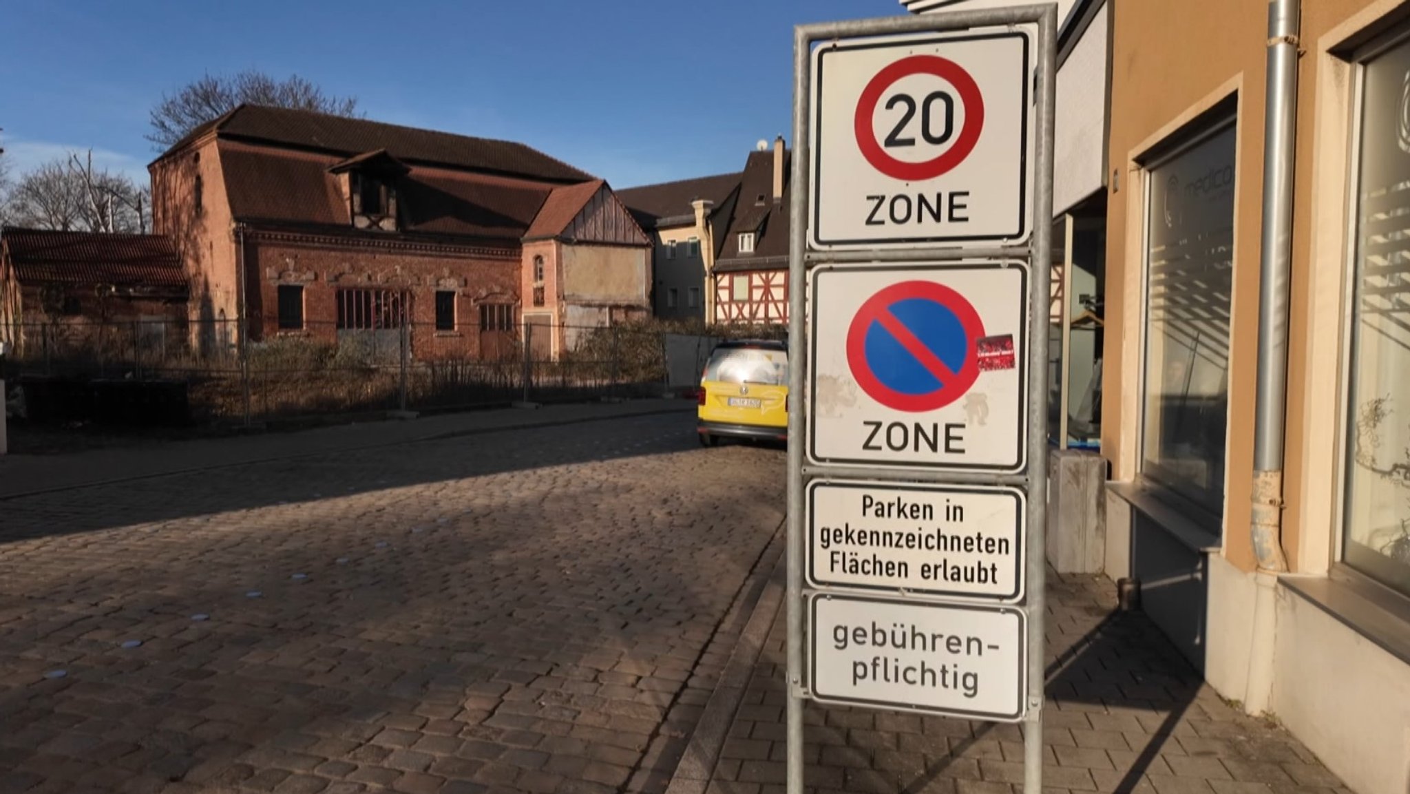 Straßenschilder auf dem Bürgersteig. | Bild: BR Straßenschilder auf dem Bürgersteig.