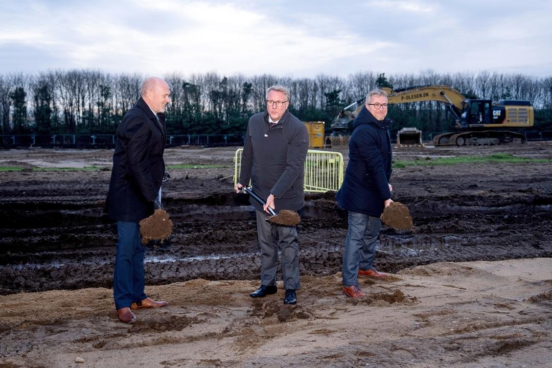 01.12.2025, Dänemark, Vojens: Der dänische Wirtschaftsminister Morten Boedskov (M), der Bürgermeister der Gemeinde Haderslev, Mads Skau (l), und der Direktor von Fire Point in Dänemark, Vyacheslav Bondarchuk, nehmen am ersten Spatenstich in der Fabrik von Fire Point in Südjütland nahe der deutschen Grenze teil. 