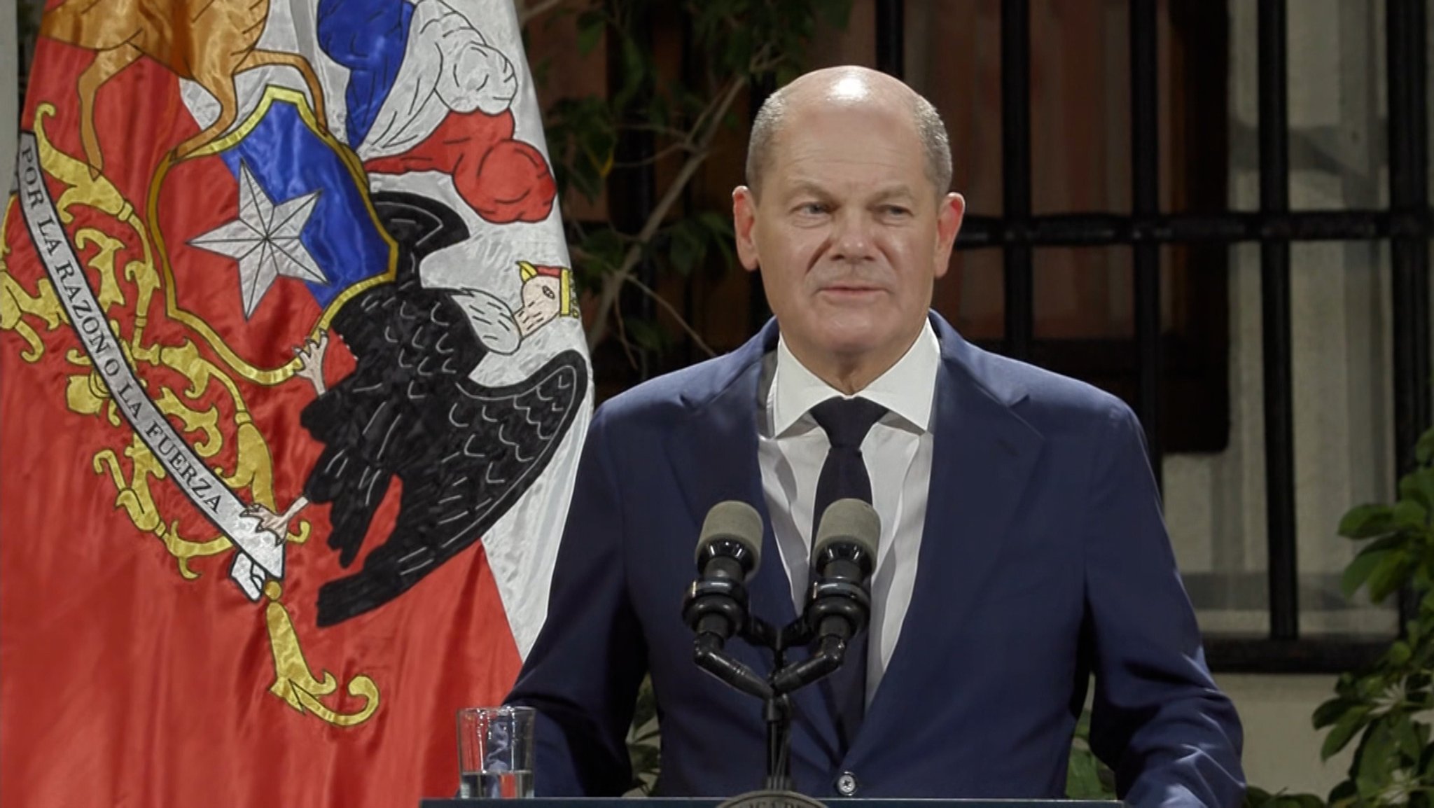 Bundeskanzler Scholz hat bei seinem Besuch in Chile erneut vor einem "Überbietungswettbewerb" bezüglich weiterer Waffenlieferungen an die Ukraine gewarnt. Bei so einer wichtigen Sache müsse es um rationale Abwägungen gehen. 