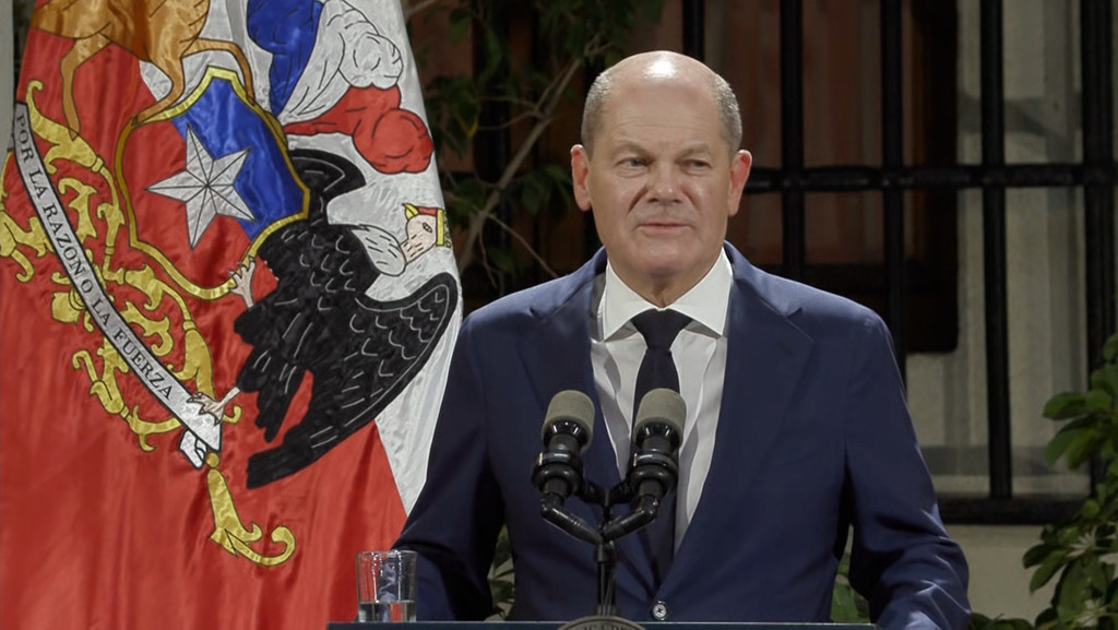 Bundeskanzler Scholz hat bei seinem Besuch in Chile erneut vor einem "Überbietungswettbewerb" bezüglich weiterer Waffenlieferungen an die Ukraine gewarnt. Bei so einer wichtigen Sache müsse es um rationale Abwägungen gehen. | Bild: BR24 Bundeskanzler Scholz hat bei seinem Besuch in Chile erneut vor einem "Überbietungswettbewerb" bezüglich weiterer Waffenlieferungen an die Ukraine gewarnt. Bei so einer wichtigen Sache müsse es um rationale Abwägungen gehen.