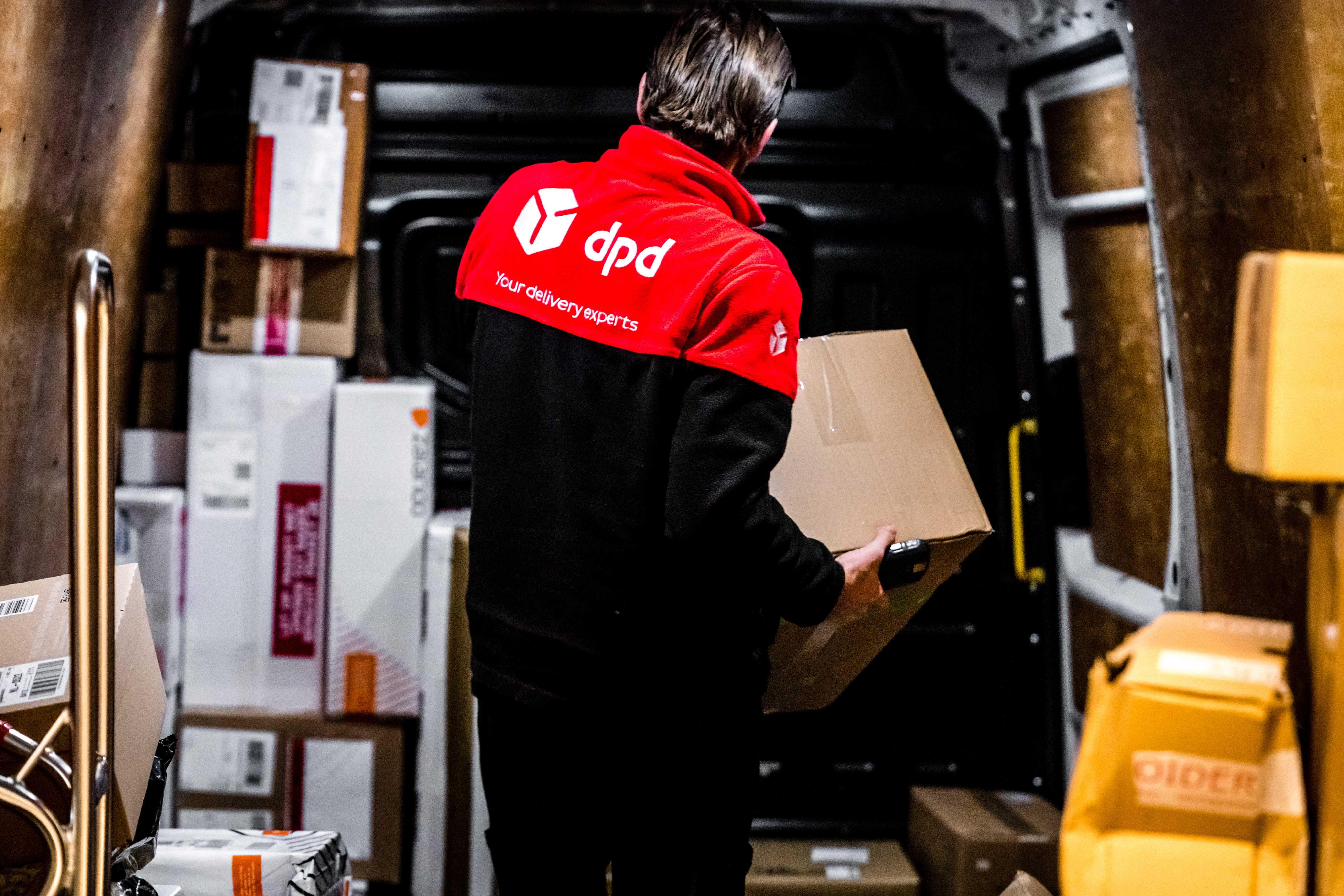 Mitarbeiter des Paketdienstes DPD sortiert Pakete im Paketsortierzentrum