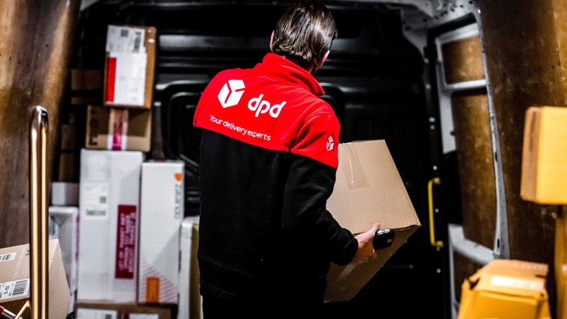 Mitarbeiter des Paketdienstes DPD sortiert Pakete im Paketsortierzentrum | Bild: pa/dpa/ANP | ROB ENGELAAR Mitarbeiter des Paketdienstes DPD sortiert Pakete im Paketsortierzentrum
